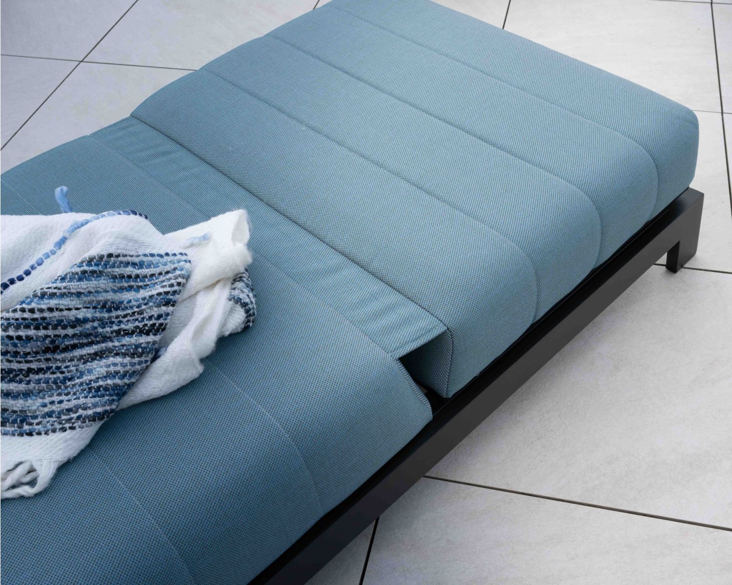 Comodissimo lettino "Terrasse" blu turchese con struttura nera