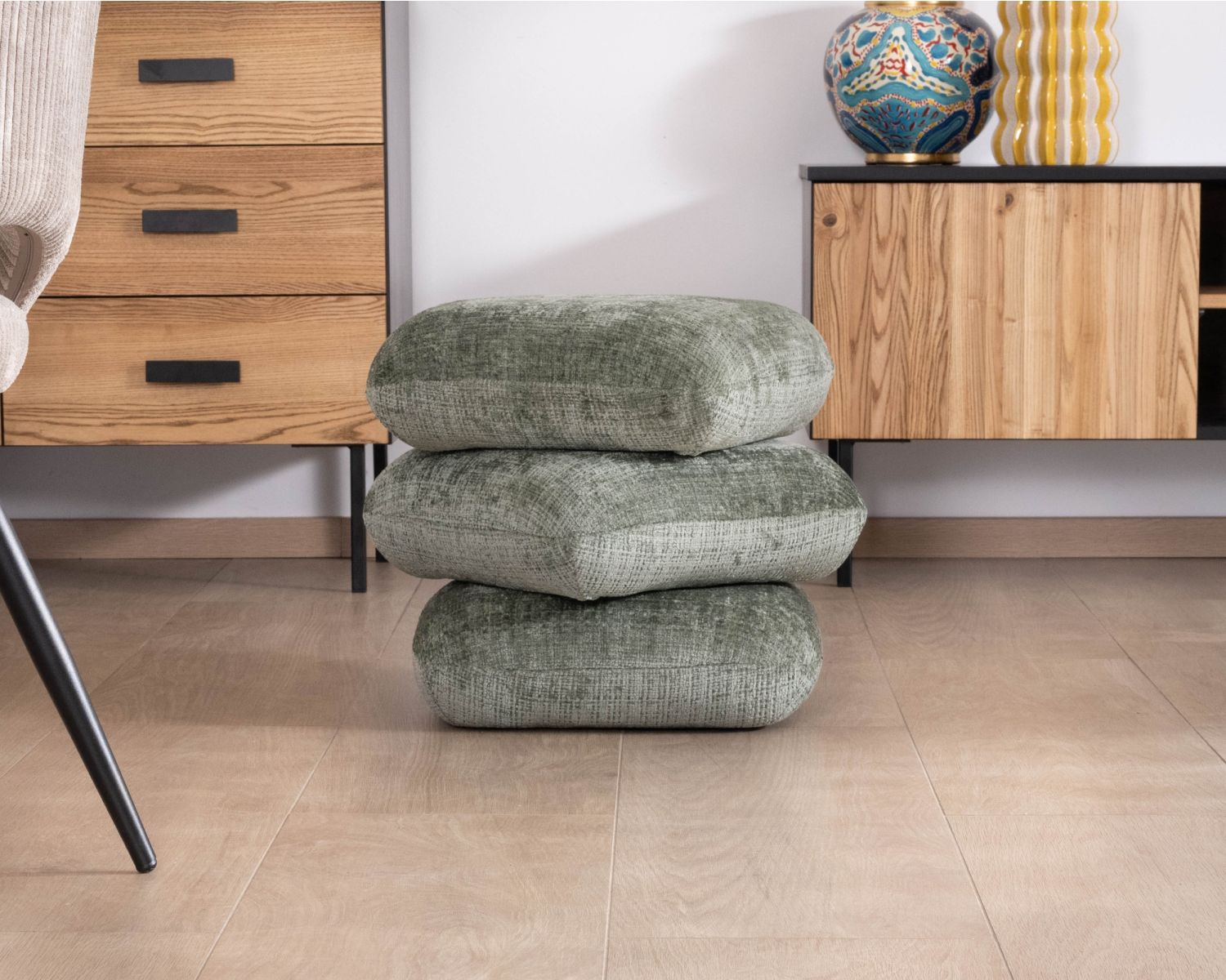 Pouf girevole contemporaneo in stile Zen "Flow" in tessuto intrecciato verde salvia