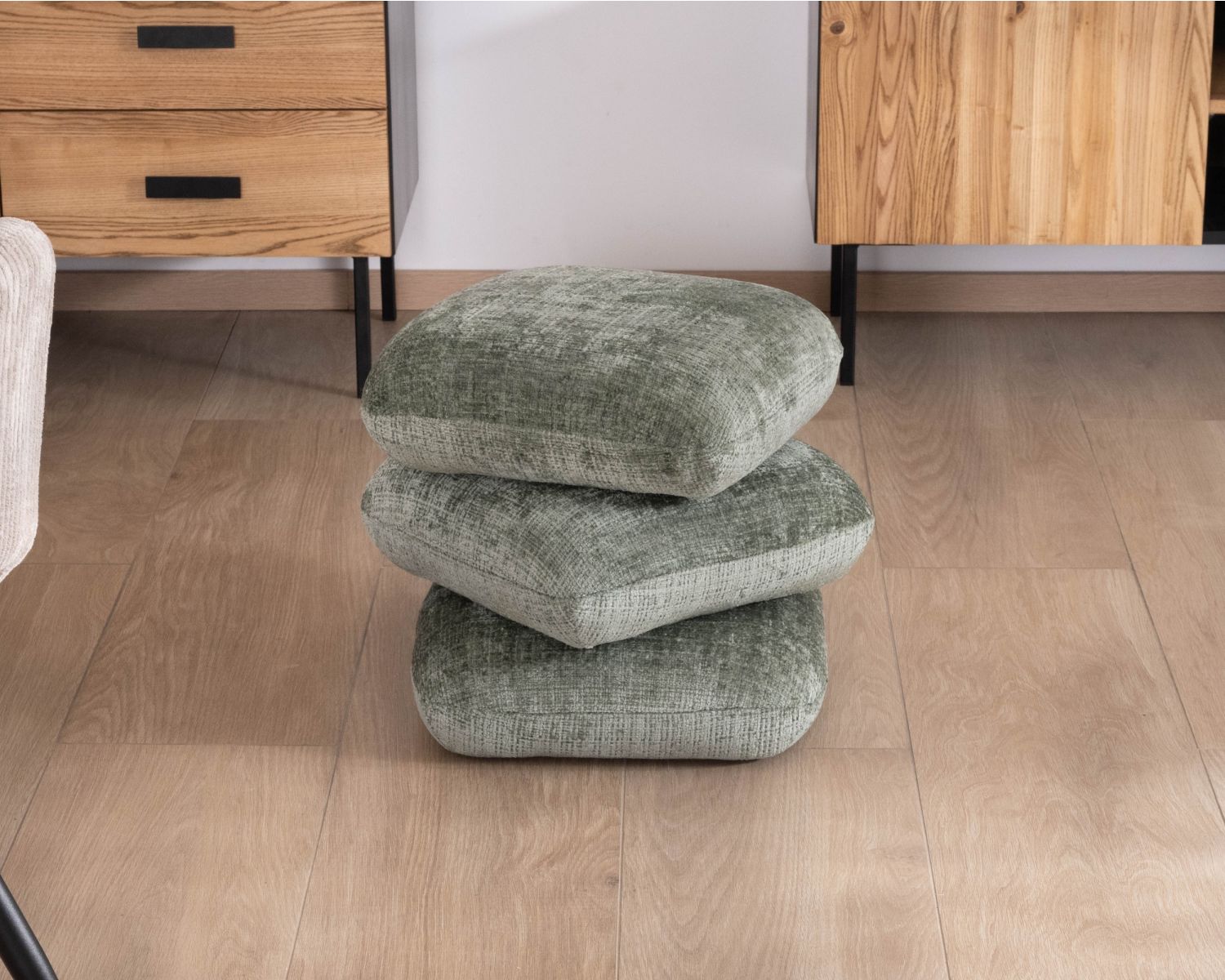 Pouf girevole contemporaneo in stile Zen "Flow" in tessuto intrecciato verde salvia