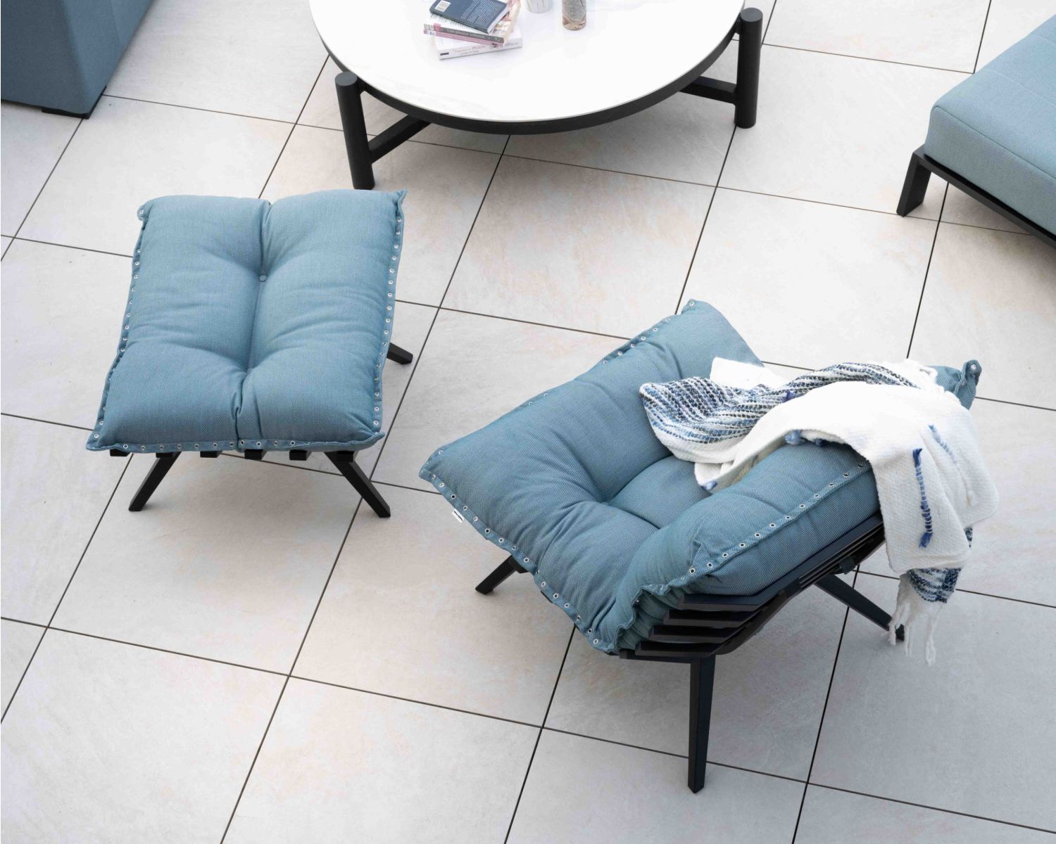 Chaise longue "Lisca" di alta gamma di colore turchese e nero con poggiapiedi modulare