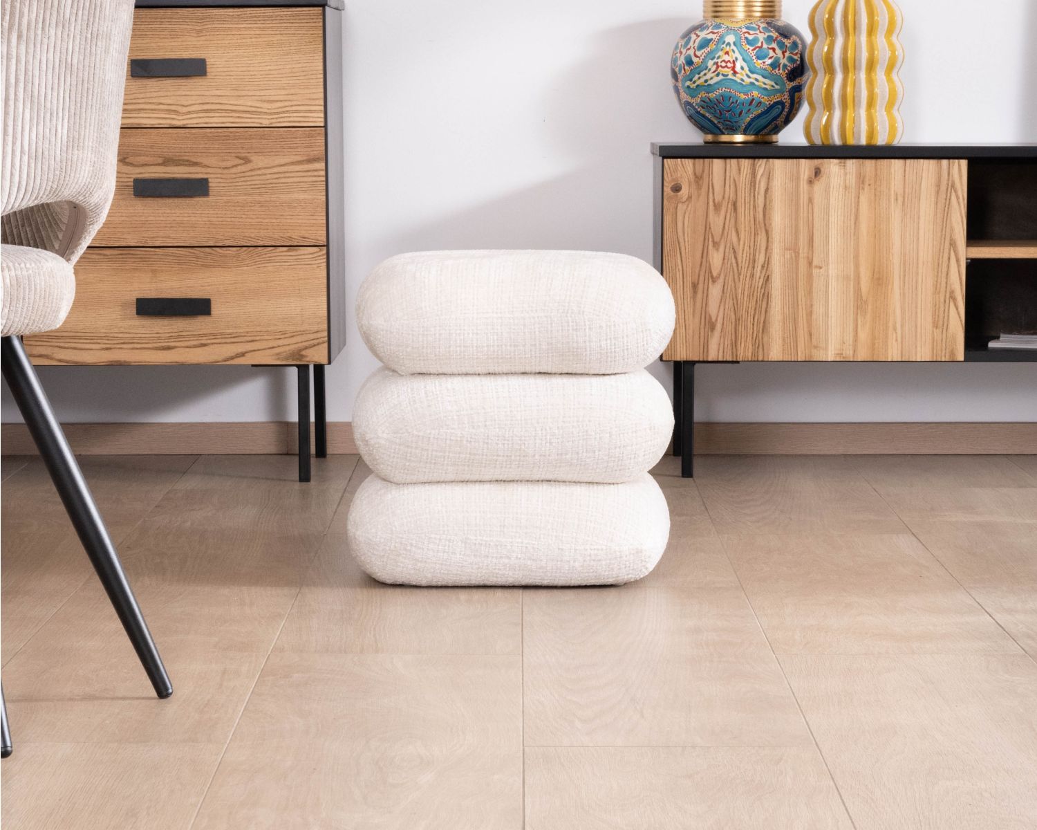 Pouf girevole in stile contemporaneo "Flow" in tessuto a trama ecrù con lucentezza setosa