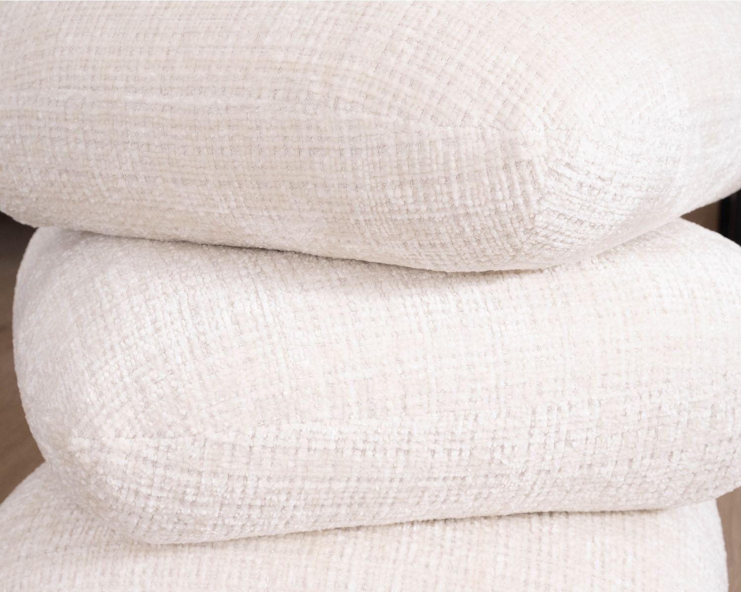 Pouf girevole in stile contemporaneo "Flow" in tessuto a trama ecrù con lucentezza setosa