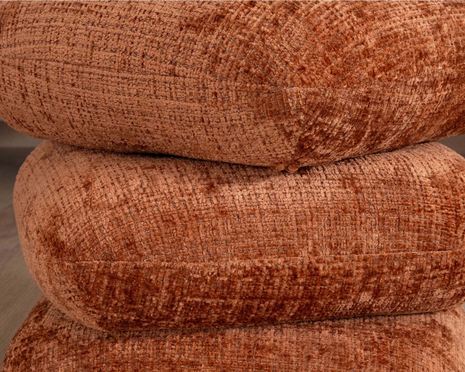 Pouf girevole a 3 livelli dal design organico in tessuto retrò chic "Flow" a trama ramata