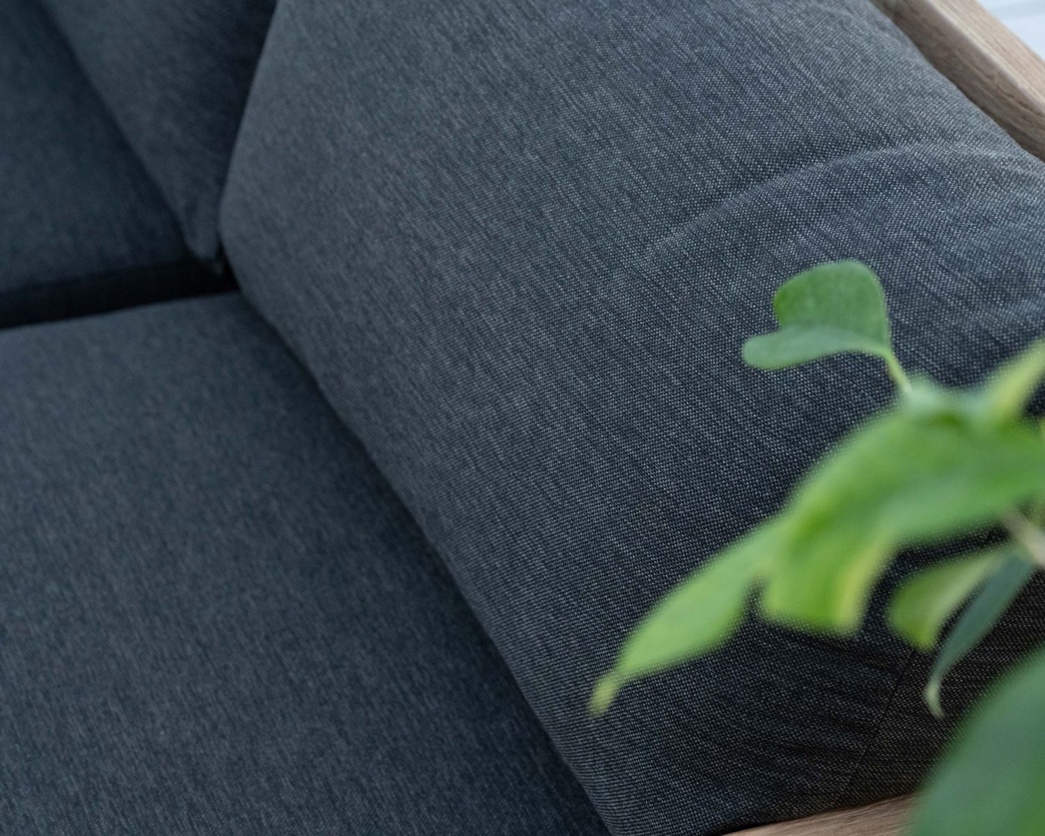 Divano da giardino a 2 posti "Zenith" in teak con tessuto trapuntato grigio scuro