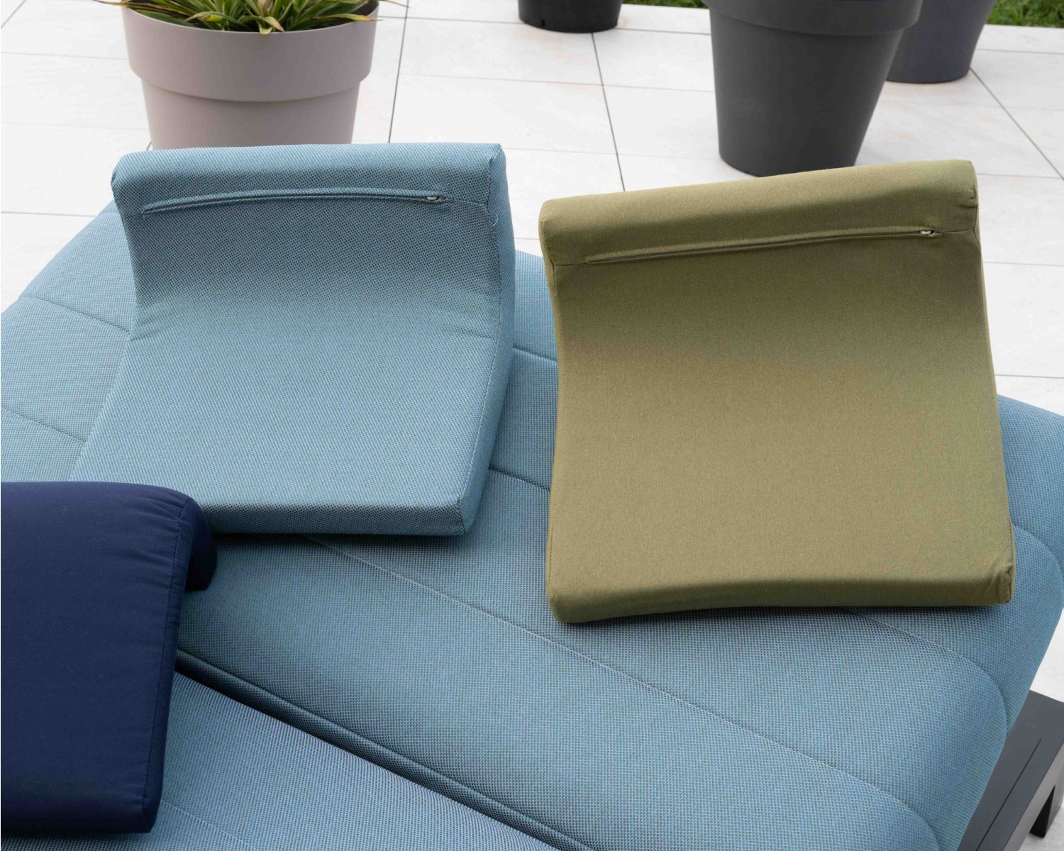 Poggiatesta in tessuto blu per chaise longue "Nusa Pedina"