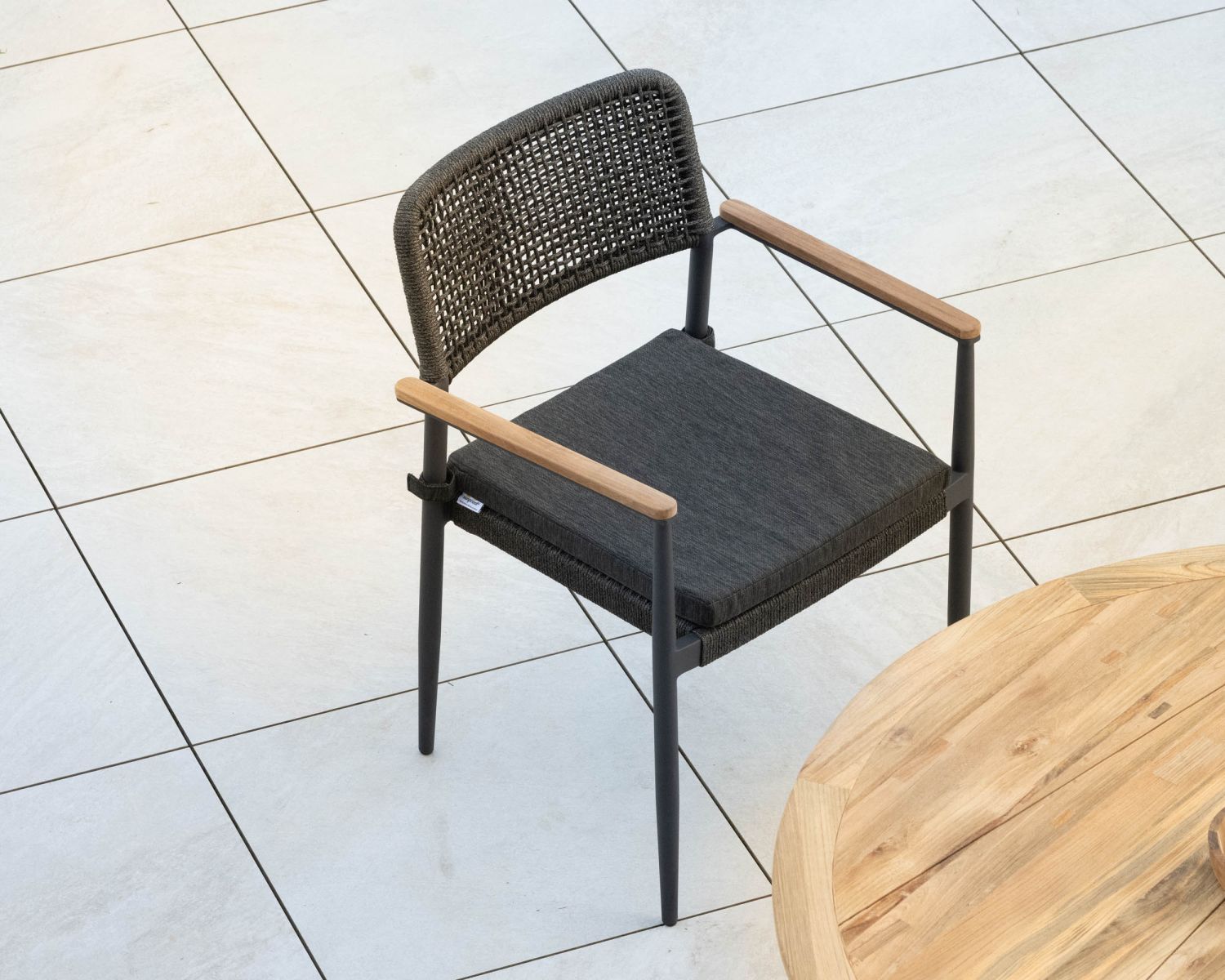 Set di 4 sedie da giardino "Chair'ming" in alluminio con braccioli in teak e cuscini in tessuto