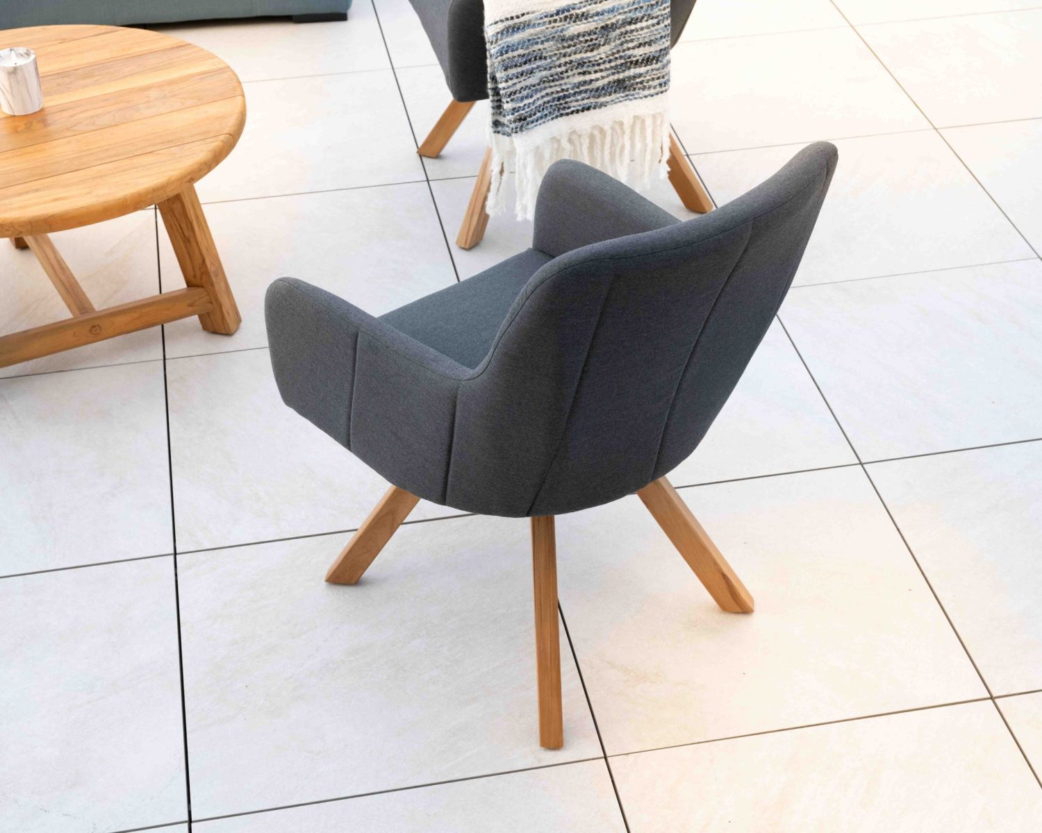 Sedia "Lombok" in tessuto Sunbrella grigio scuro e gambe in teak