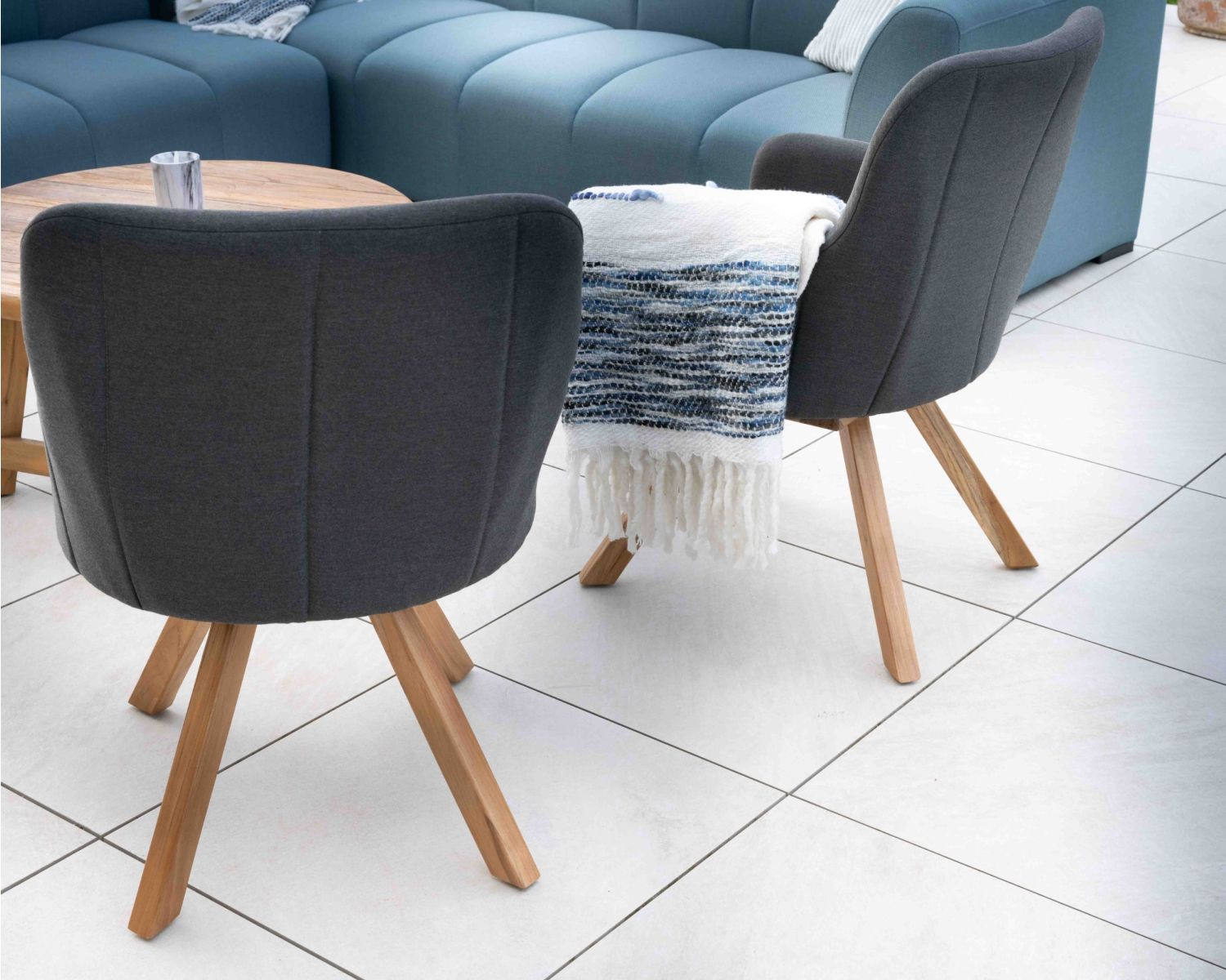 Sedia "Lombok" in tessuto Sunbrella grigio scuro e gambe in teak