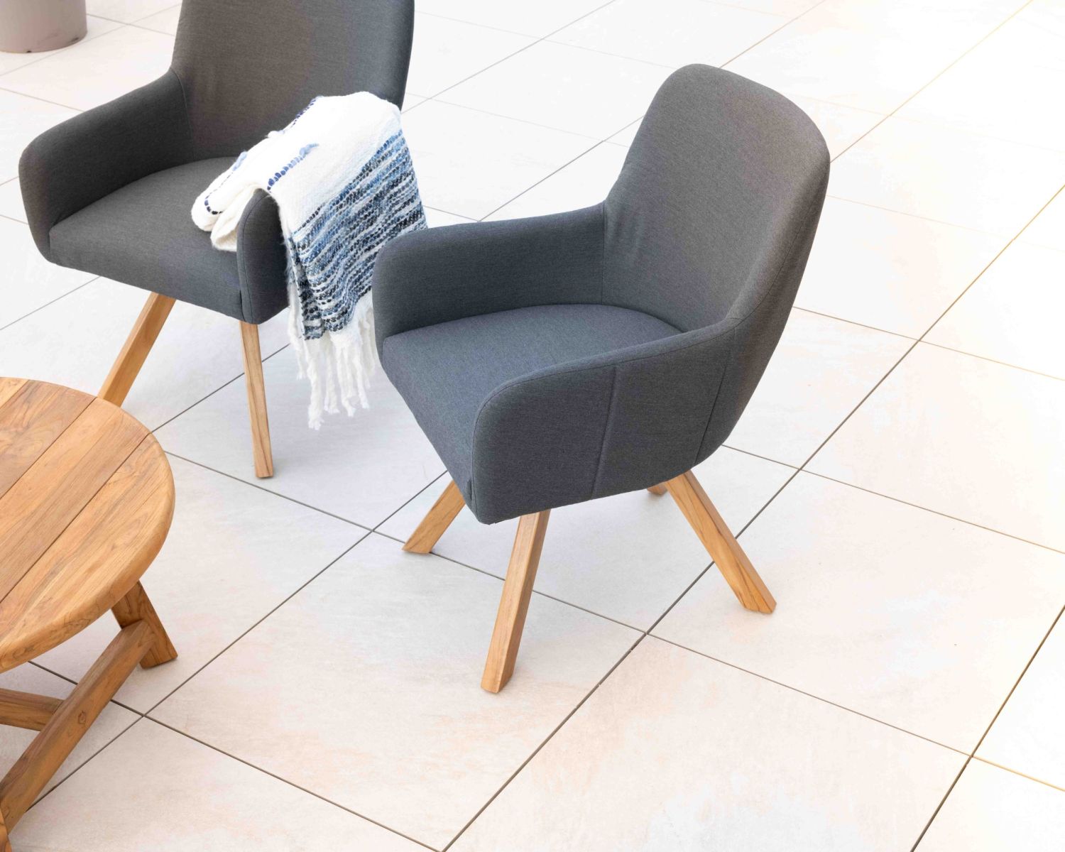 Sedia "Lombok" in tessuto Sunbrella grigio scuro e gambe in teak