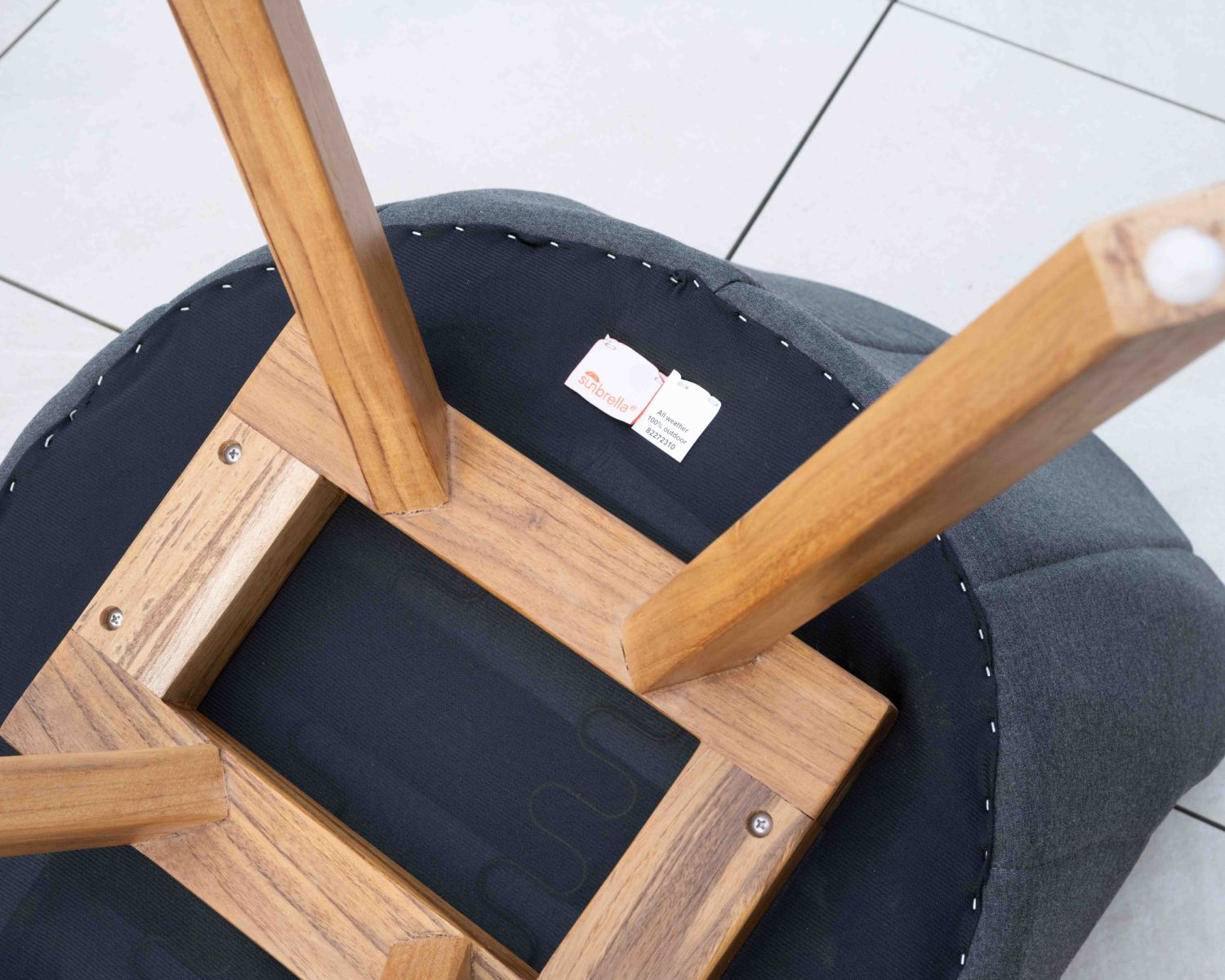 Sedia "Lombok" in tessuto Sunbrella grigio scuro e gambe in teak