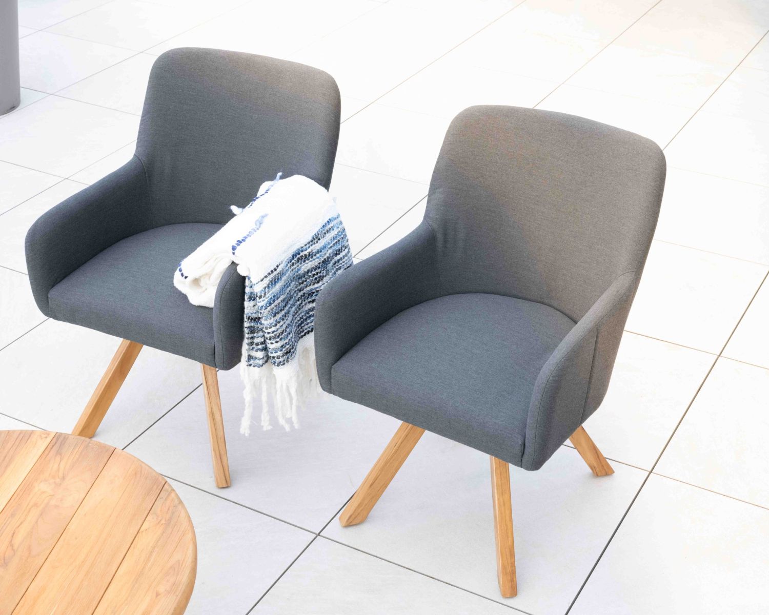 Sedia "Lombok" in tessuto Sunbrella grigio scuro e gambe in teak