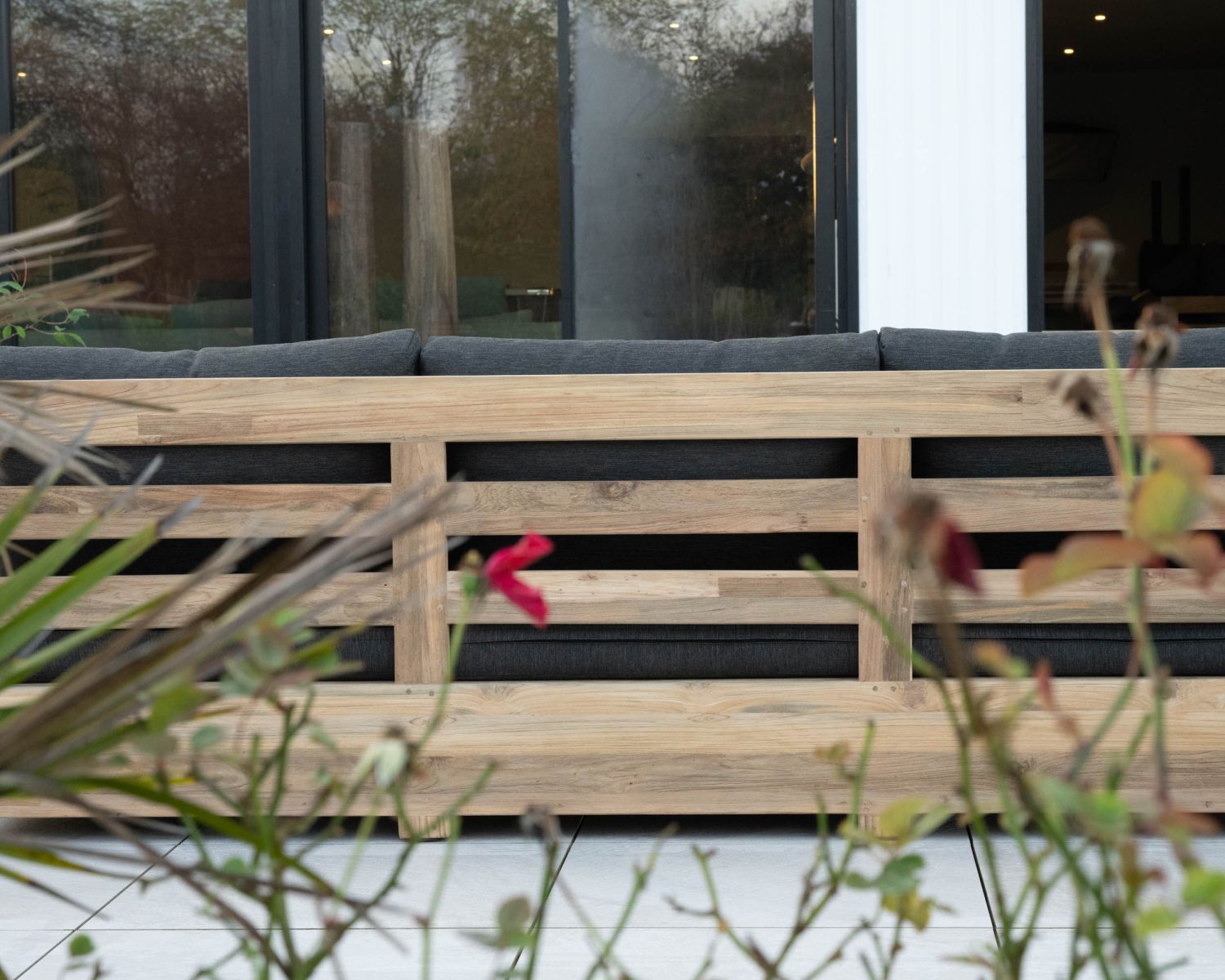 Divano da giardino a 3 posti "Zenith" in teak con tessuto trapuntato grigio scuro