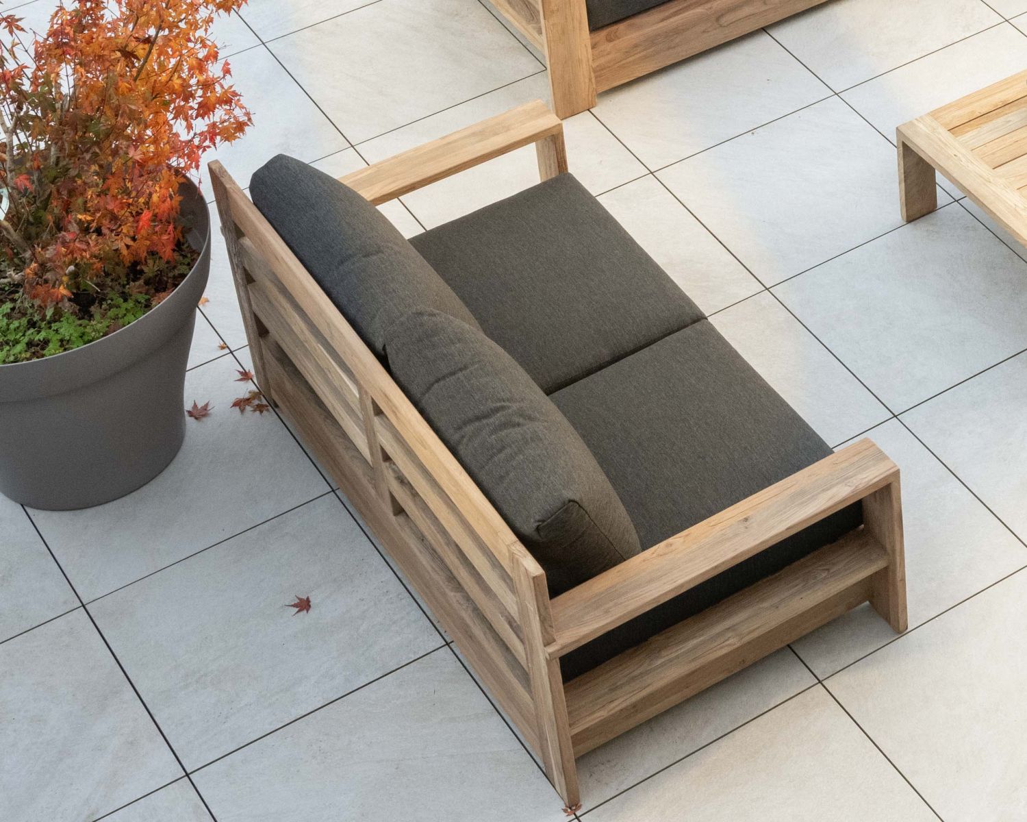 Divano da giardino a 2 posti "Zenith" in teak con tessuto trapuntato grigio scuro