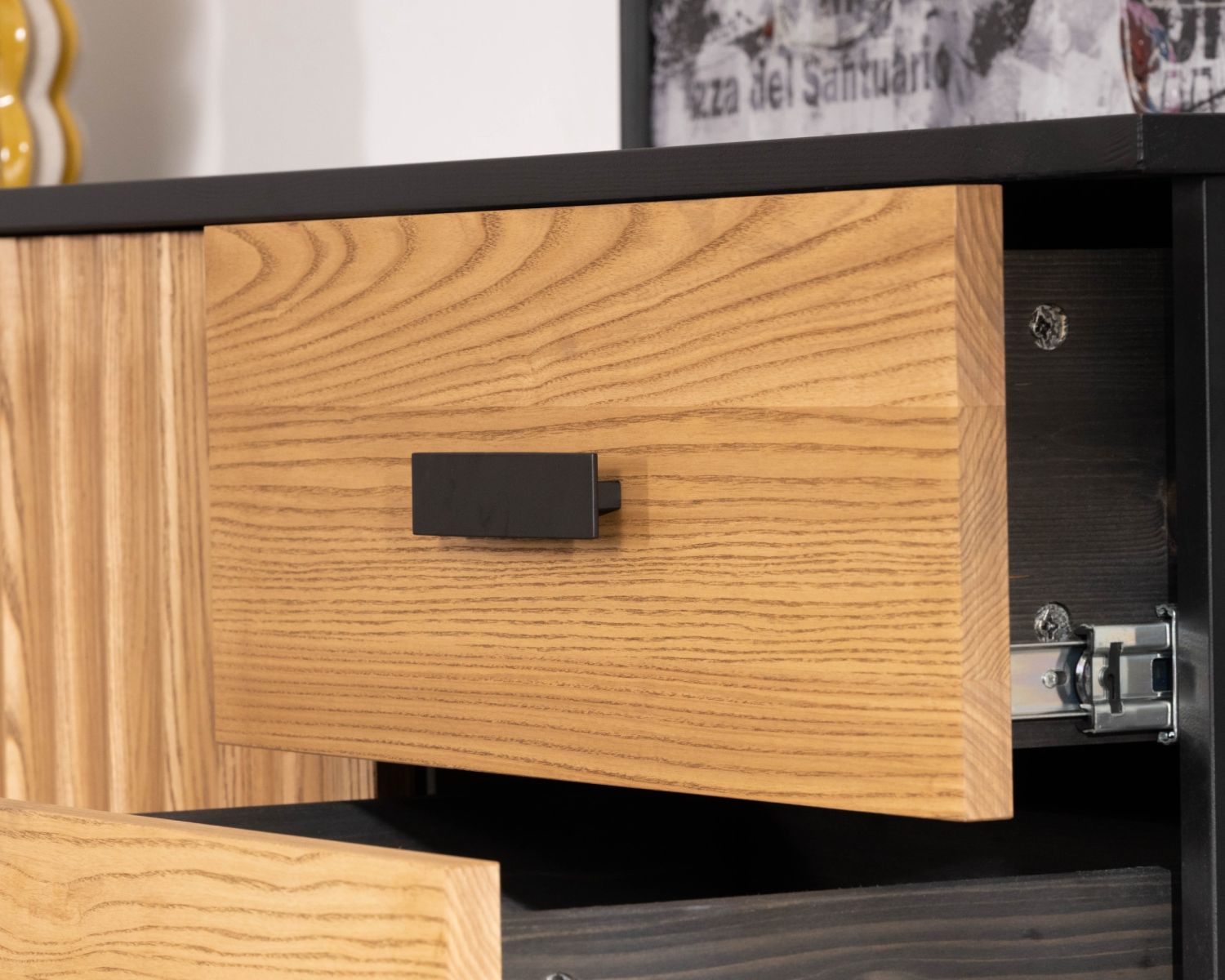 Credenza in stile newtro "Sydney" in frassino massiccio con contenitori e cassetti