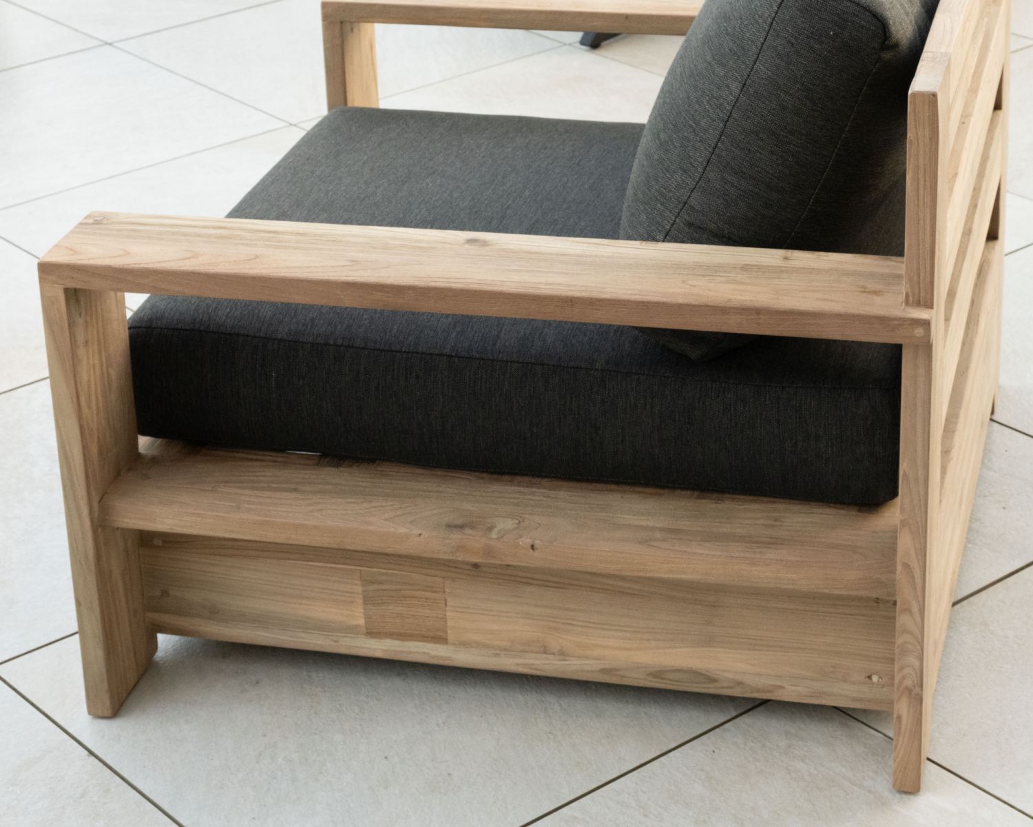 Poltrona da giardino top di gamma "Zenith" in teak con tessuto trapuntato grigio scuro