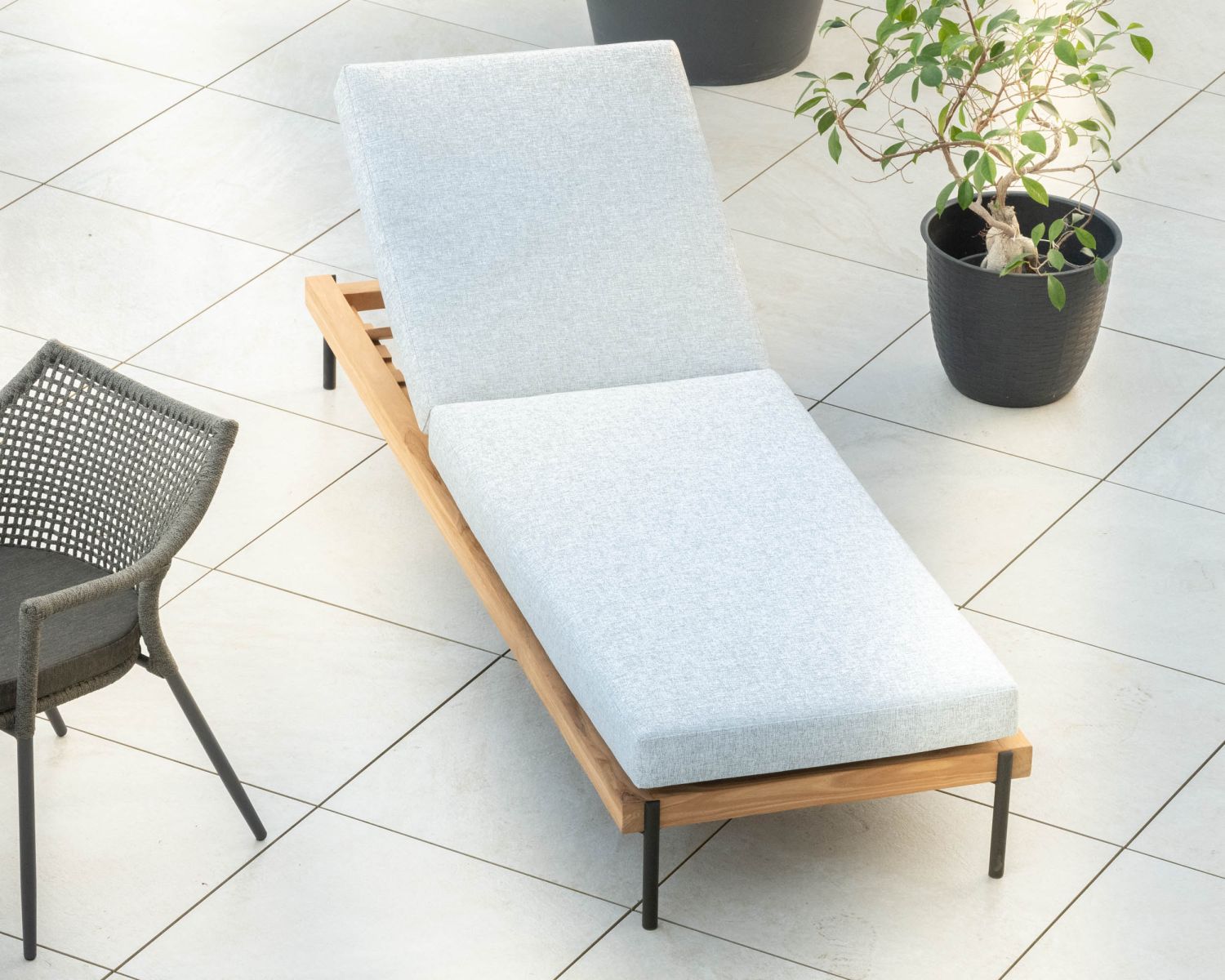 Lettino trapuntato "Hélios" in teak, alluminio e tessuto grigio chiaro