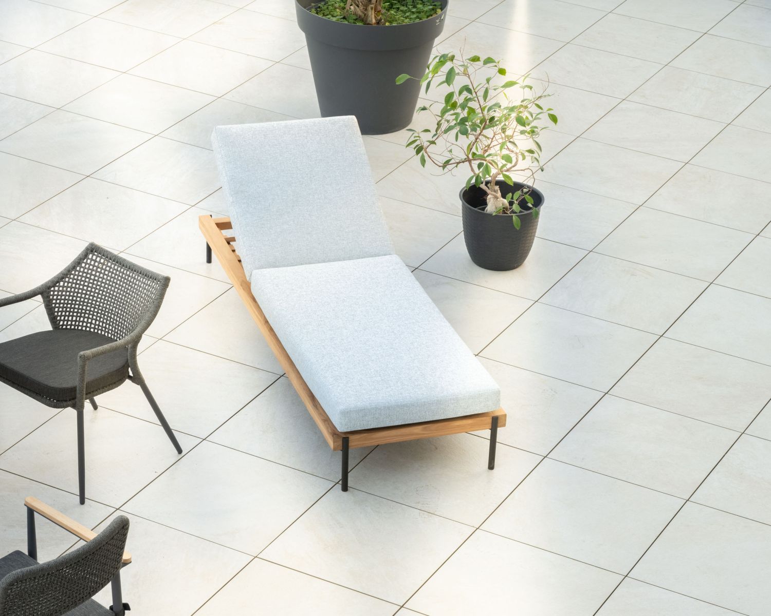 Lettino trapuntato "Hélios" in teak, alluminio e tessuto grigio chiaro