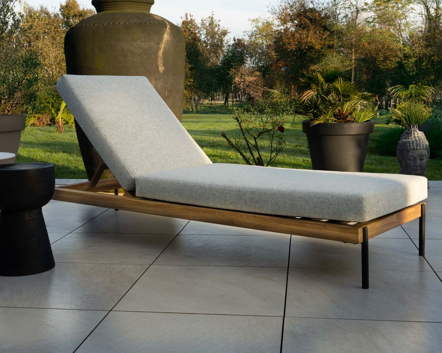 Lettino trapuntato "Hélios" in teak, alluminio e tessuto grigio chiaro