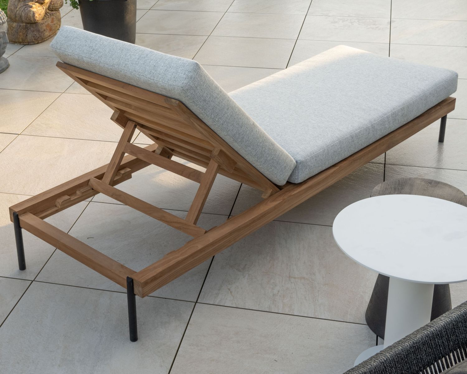 Lettino trapuntato "Hélios" in teak, alluminio e tessuto grigio chiaro