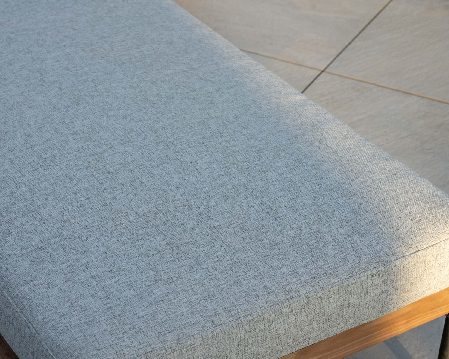 Lettino trapuntato "Hélios" in teak, alluminio e tessuto grigio chiaro