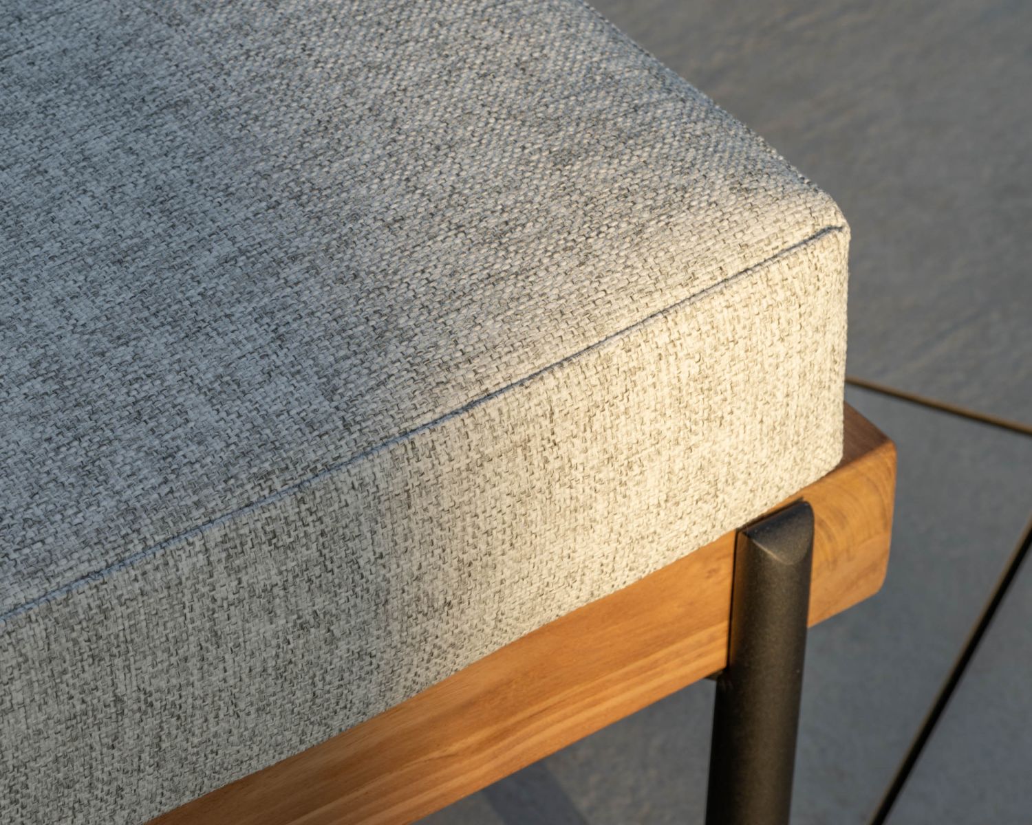 Lettino trapuntato "Hélios" in teak, alluminio e tessuto grigio chiaro