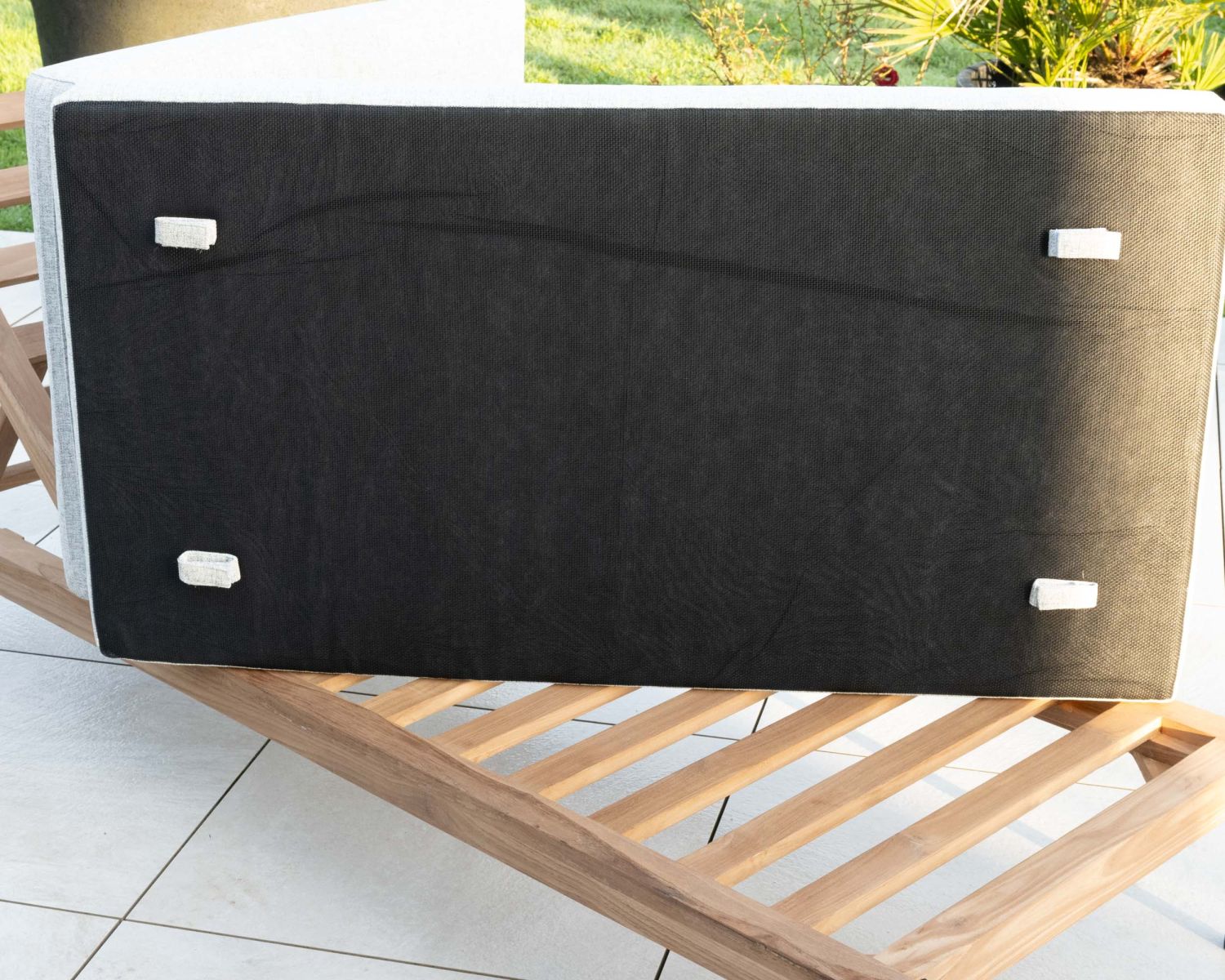 Lettino trapuntato "Hélios" in teak, alluminio e tessuto grigio chiaro