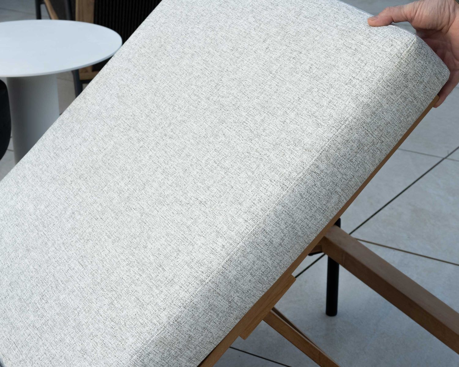 Lettino trapuntato "Hélios" in teak, alluminio e tessuto grigio chiaro