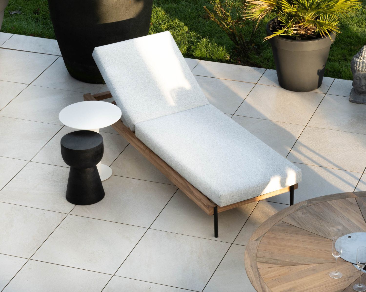 Lettino trapuntato "Hélios" in teak, alluminio e tessuto grigio chiaro