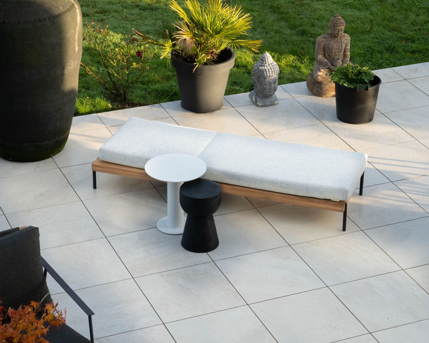 Lettino trapuntato "Hélios" in teak, alluminio e tessuto grigio chiaro