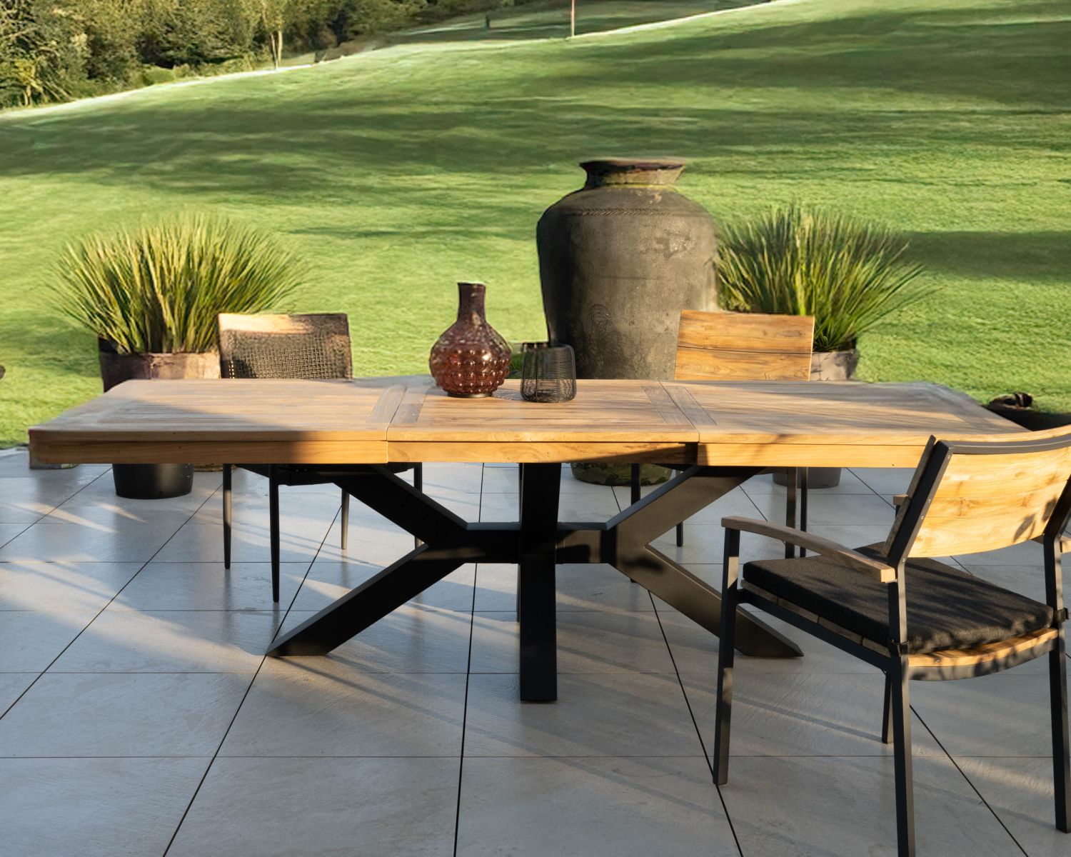 Tavolo da giardino grande in teak 220-300 cm con prolunghe centrali "Hélios" gambe trasversali in alluminio nero