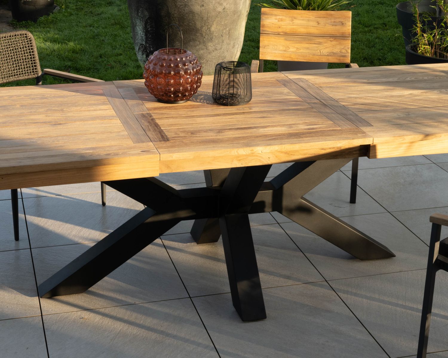 Tavolo da giardino grande in teak 220-300 cm con prolunghe centrali "Hélios" gambe trasversali in alluminio nero