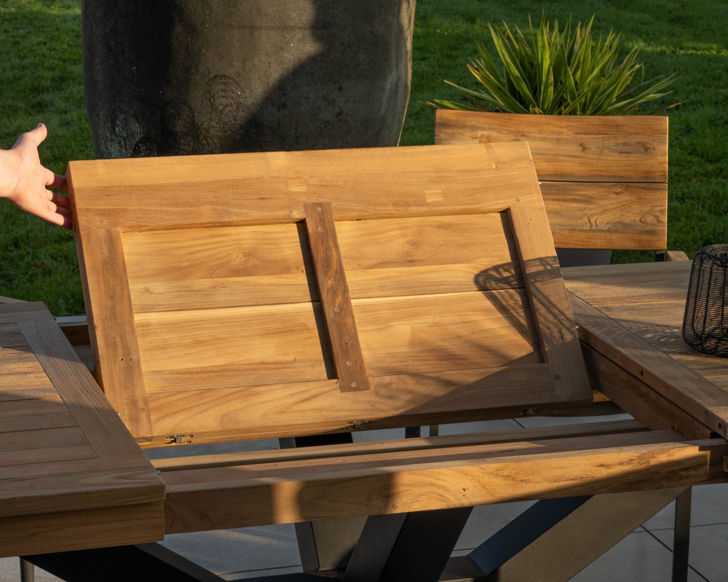 Tavolo da giardino grande in teak 220-300 cm con prolunghe centrali "Hélios" gambe trasversali in alluminio nero