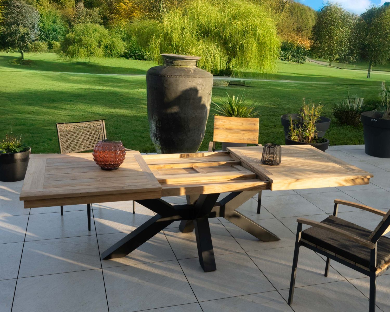 Tavolo da giardino grande in teak 220-300 cm con prolunghe centrali "Hélios" gambe trasversali in alluminio nero