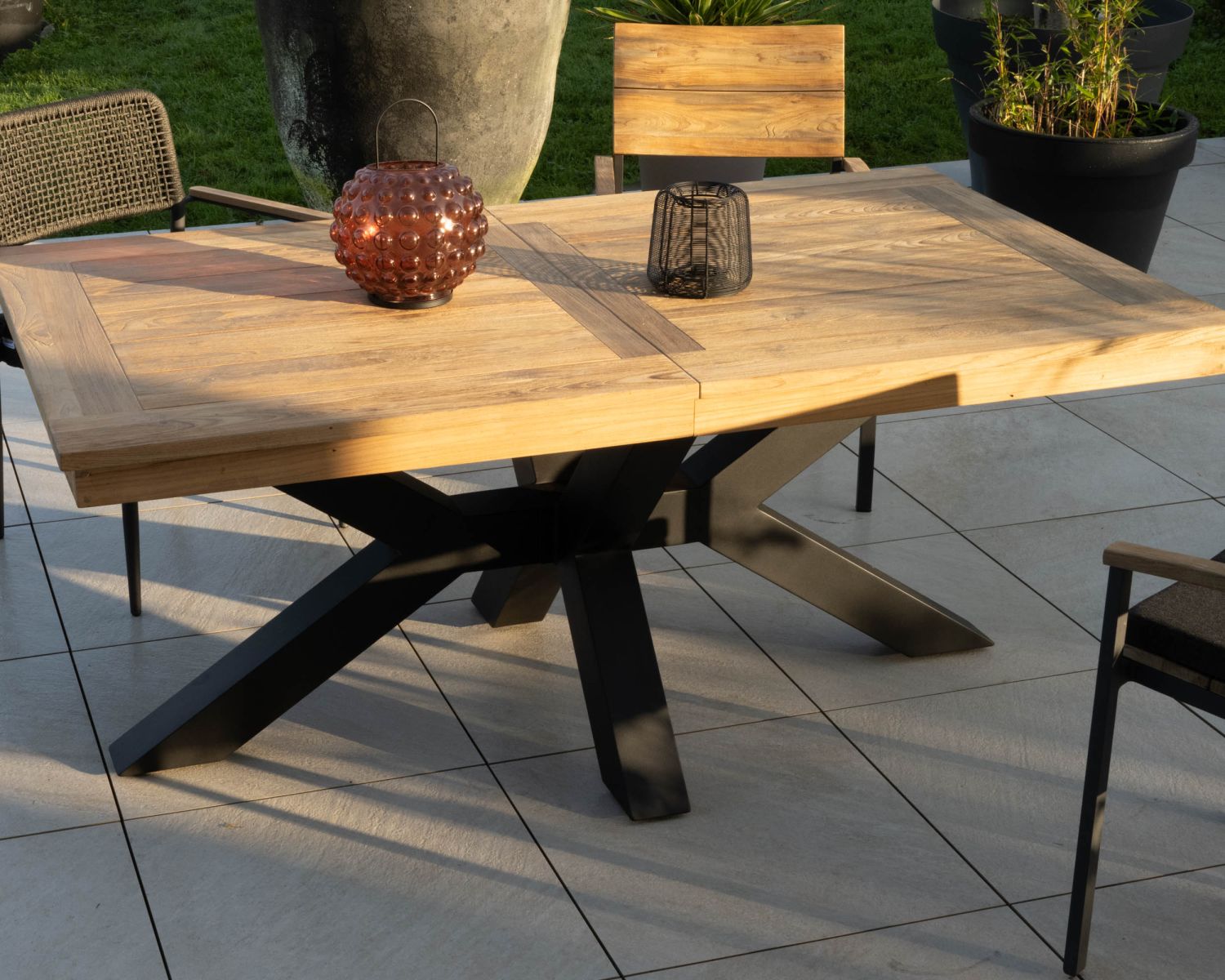 Tavolo da giardino grande in teak 220-300 cm con prolunghe centrali "Hélios" gambe trasversali in alluminio nero