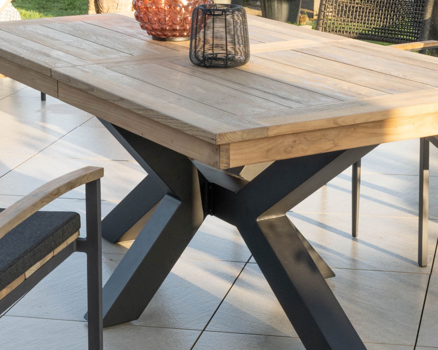 Tavolo da giardino grande in teak 220-300 cm con prolunghe centrali "Hélios" gambe trasversali in alluminio nero