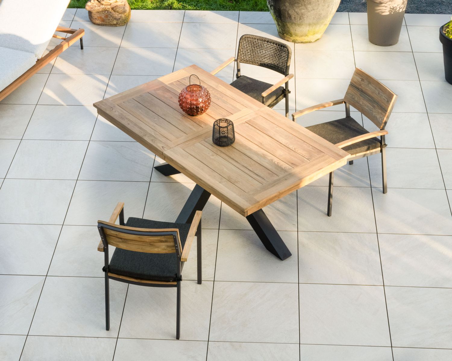 Tavolo da giardino grande in teak 220-300 cm con prolunghe centrali "Hélios" gambe trasversali in alluminio nero