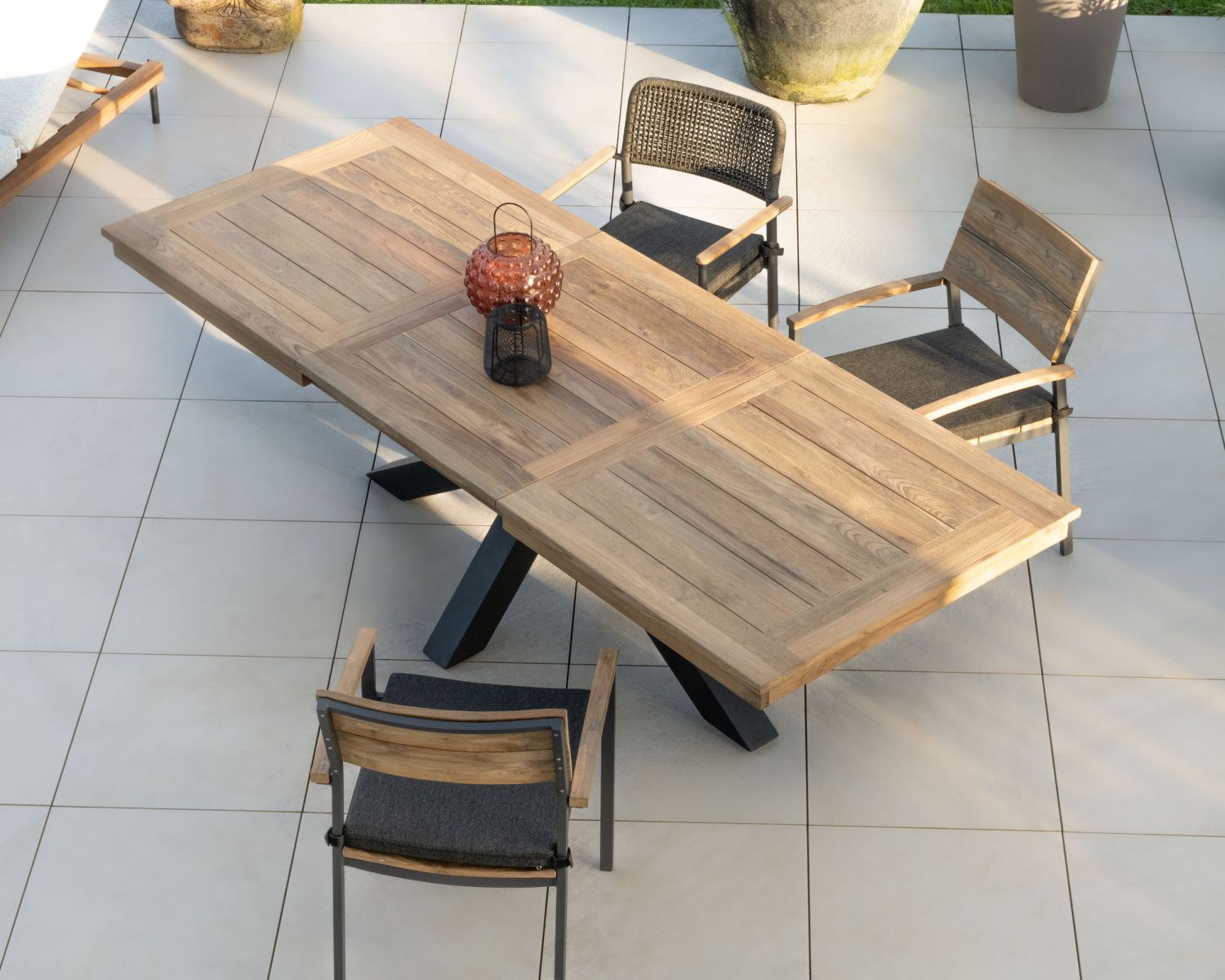 Tavolo da giardino grande in teak 220-300 cm con prolunghe centrali "Hélios" gambe trasversali in alluminio nero