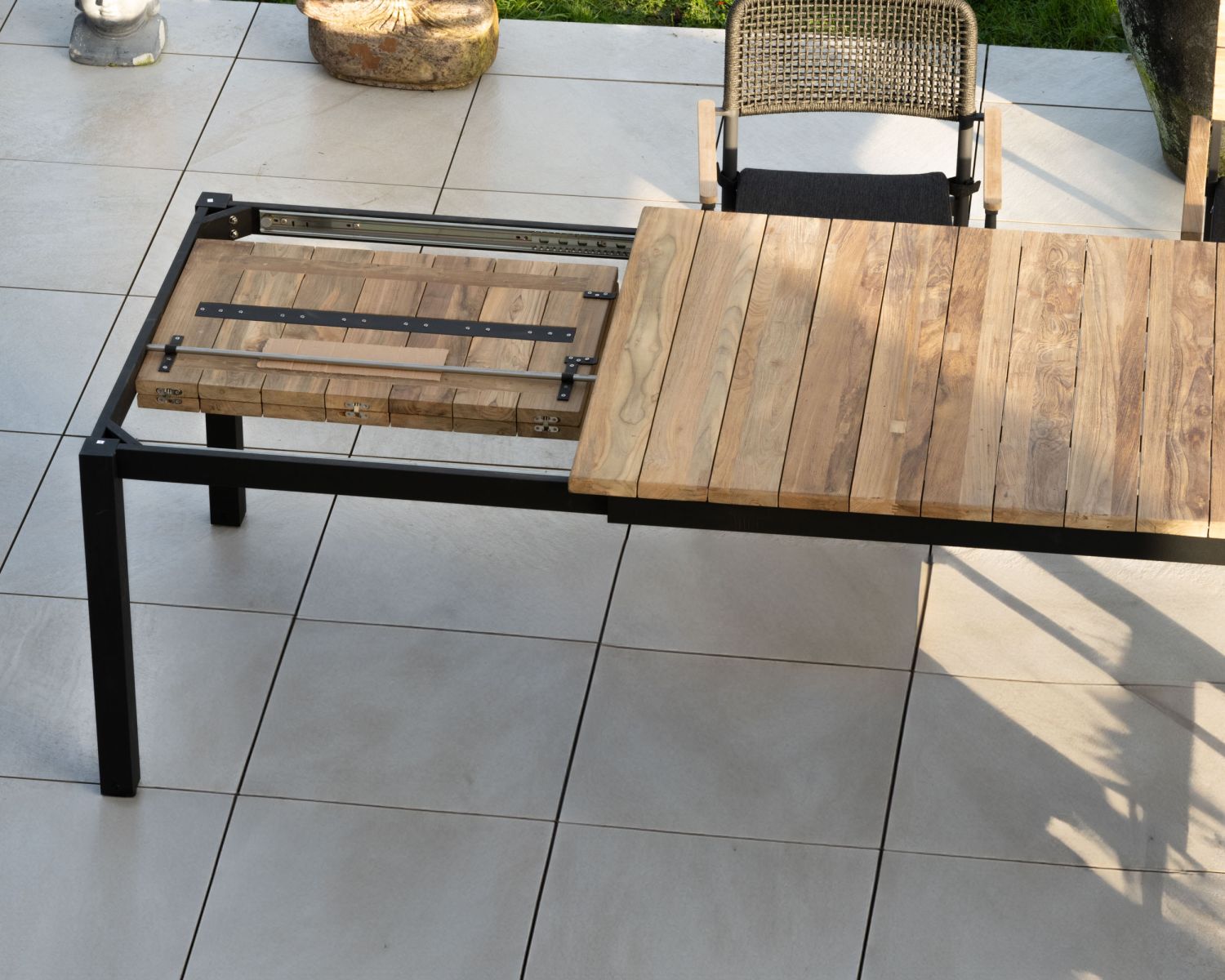 Tavolo da giardino allungabile "Ozone" da 180 a 260 cm in teak e alluminio nero