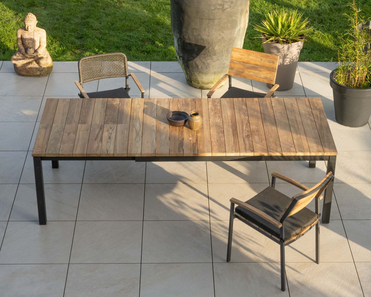 Tavolo da giardino allungabile "Ozone" da 180 a 260 cm in teak e alluminio nero