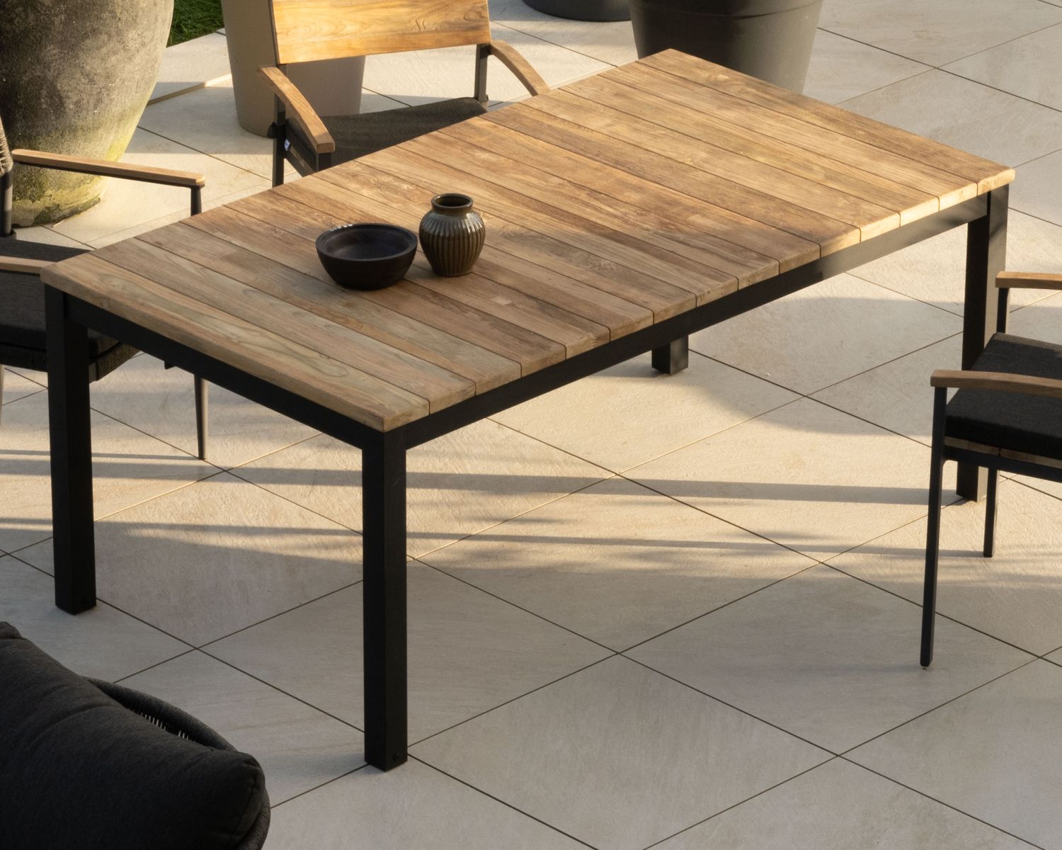 Tavolo da giardino allungabile "Ozone" da 180 a 260 cm in teak e alluminio nero