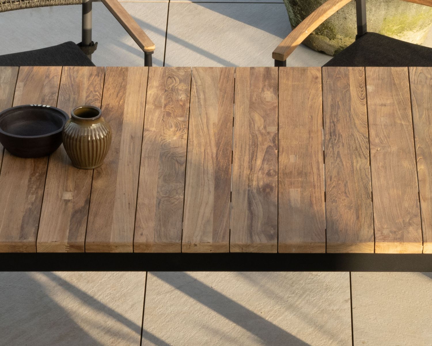 Tavolo da giardino allungabile "Ozone" da 180 a 260 cm in teak e alluminio nero