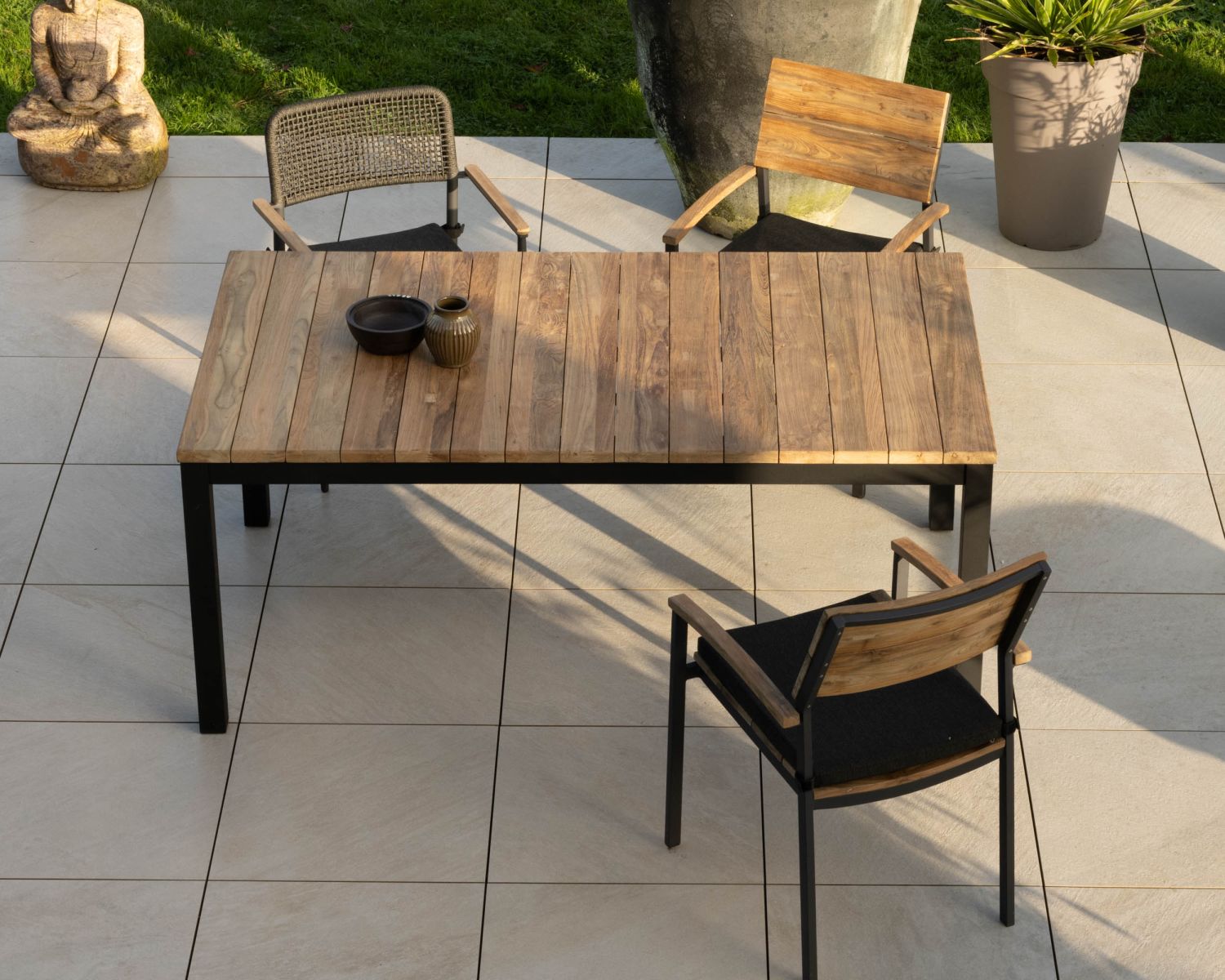 Tavolo da giardino allungabile "Ozone" da 180 a 260 cm in teak e alluminio nero