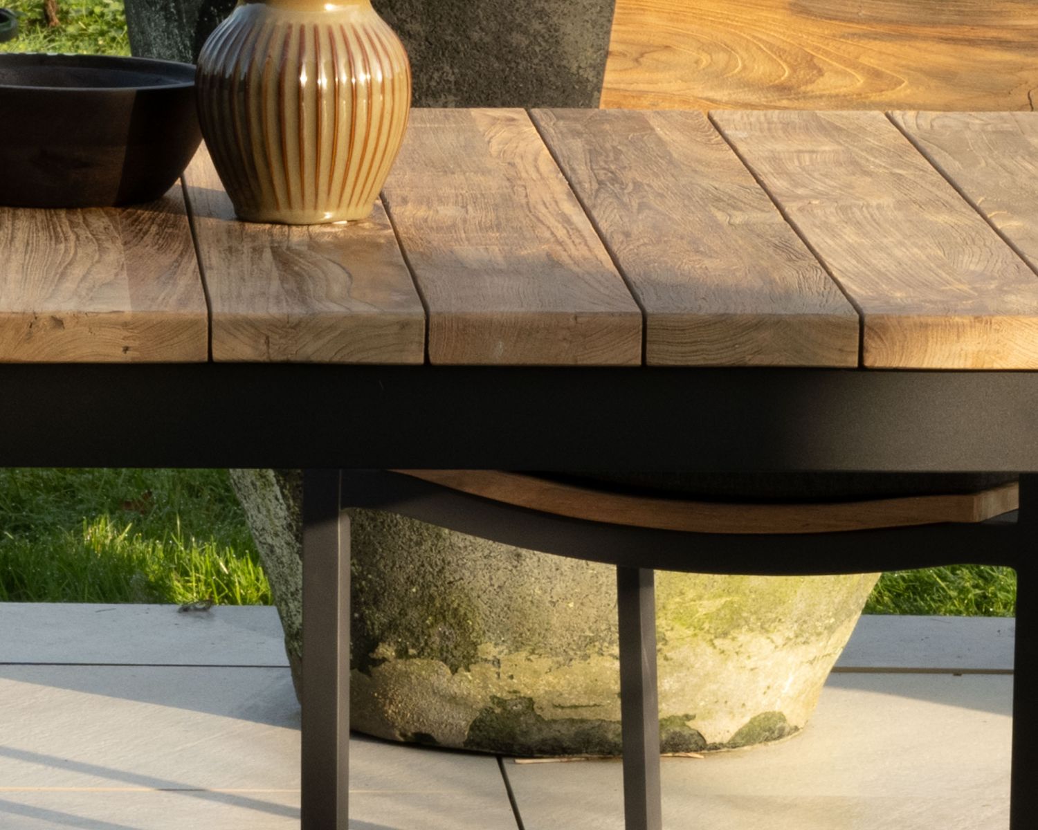 Tavolo da giardino allungabile "Ozone" da 180 a 260 cm in teak e alluminio nero