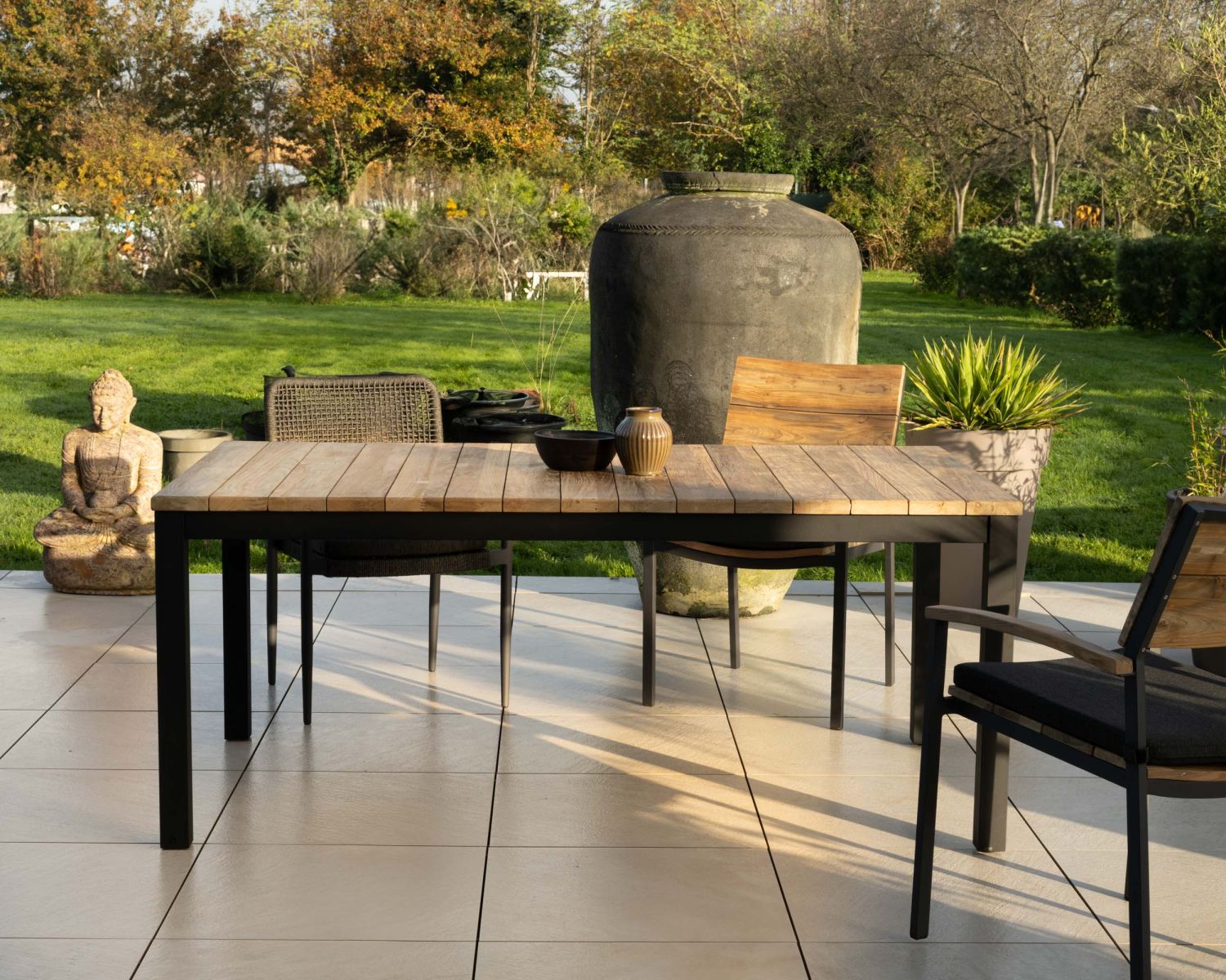 Tavolo da giardino allungabile "Ozone" da 180 a 260 cm in teak e alluminio nero