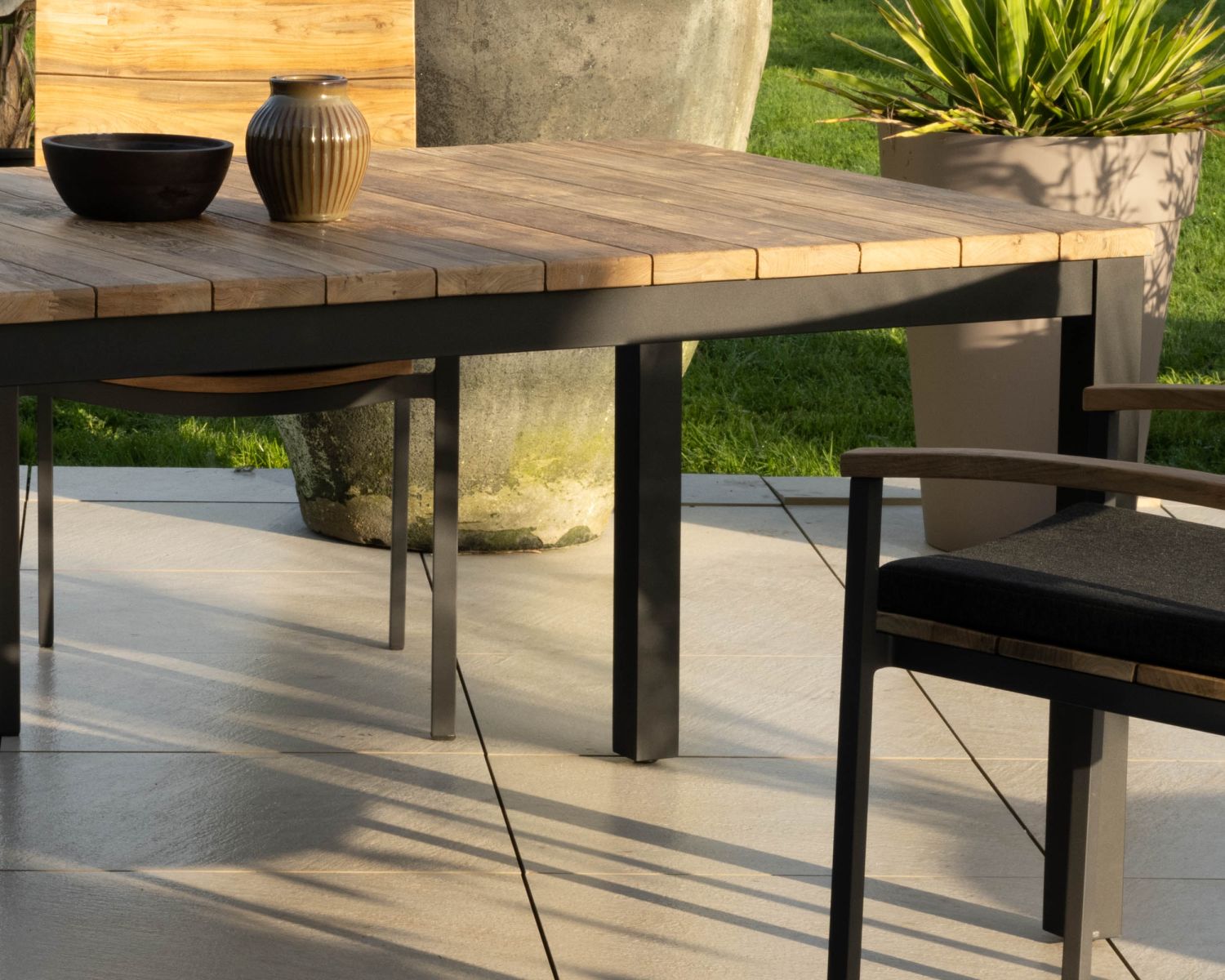 Tavolo da giardino allungabile "Ozone" da 180 a 260 cm in teak e alluminio nero