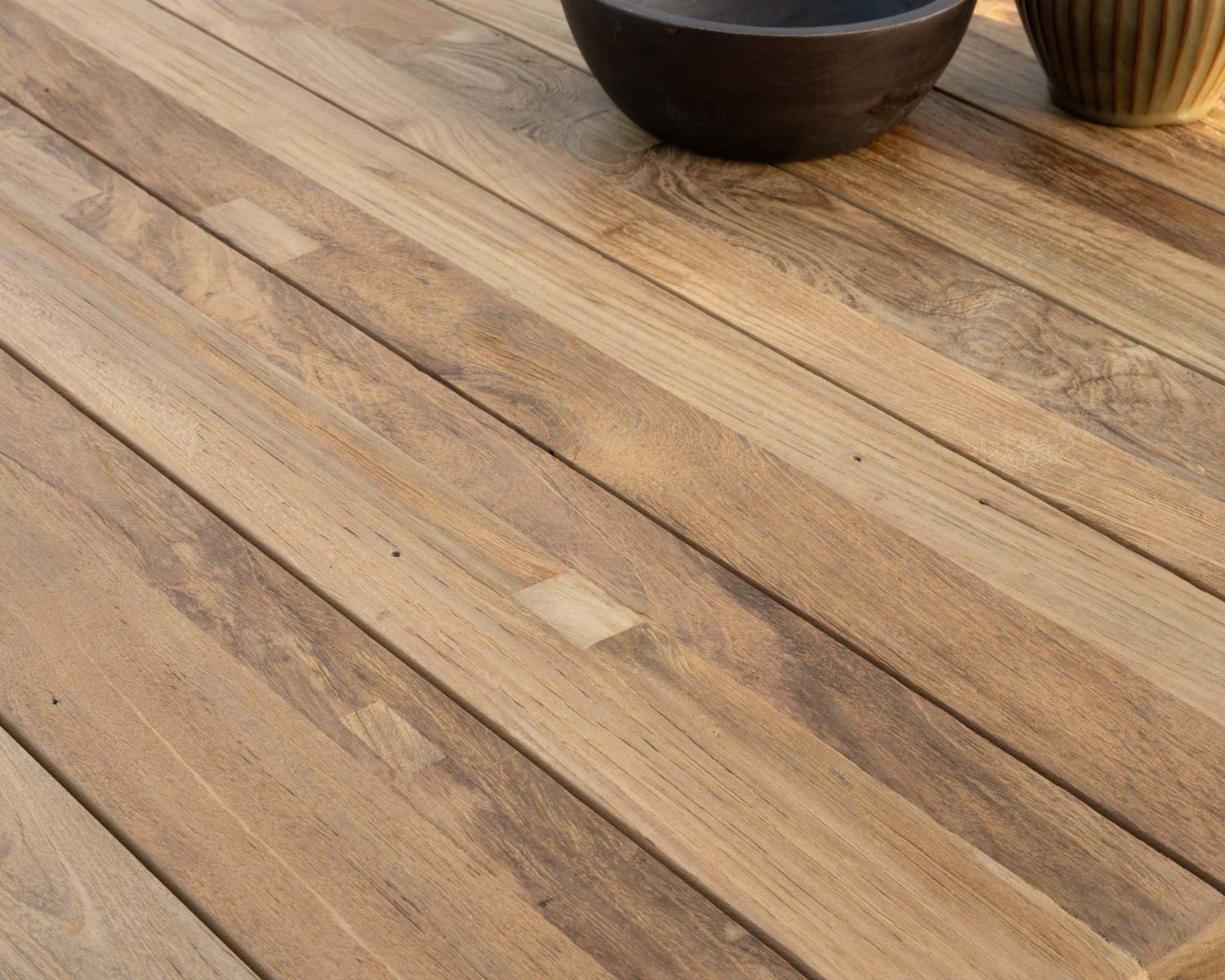 Tavolo da giardino in teak "Hélios" da 180 a 260 cm con gambe trasversali in alluminio nero