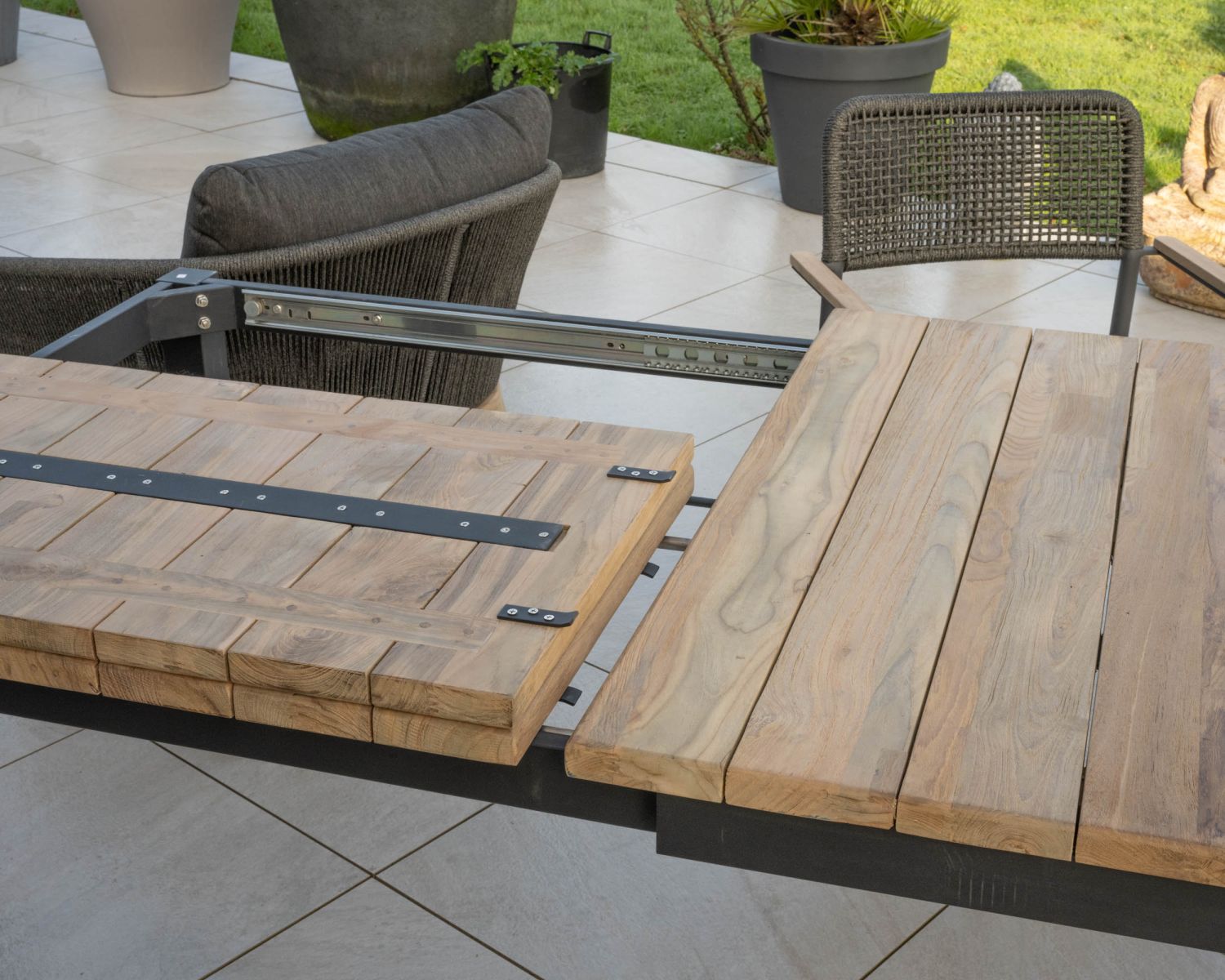 Tavolo da giardino allungabile "Ozone" da 180 a 260 cm in teak e alluminio nero