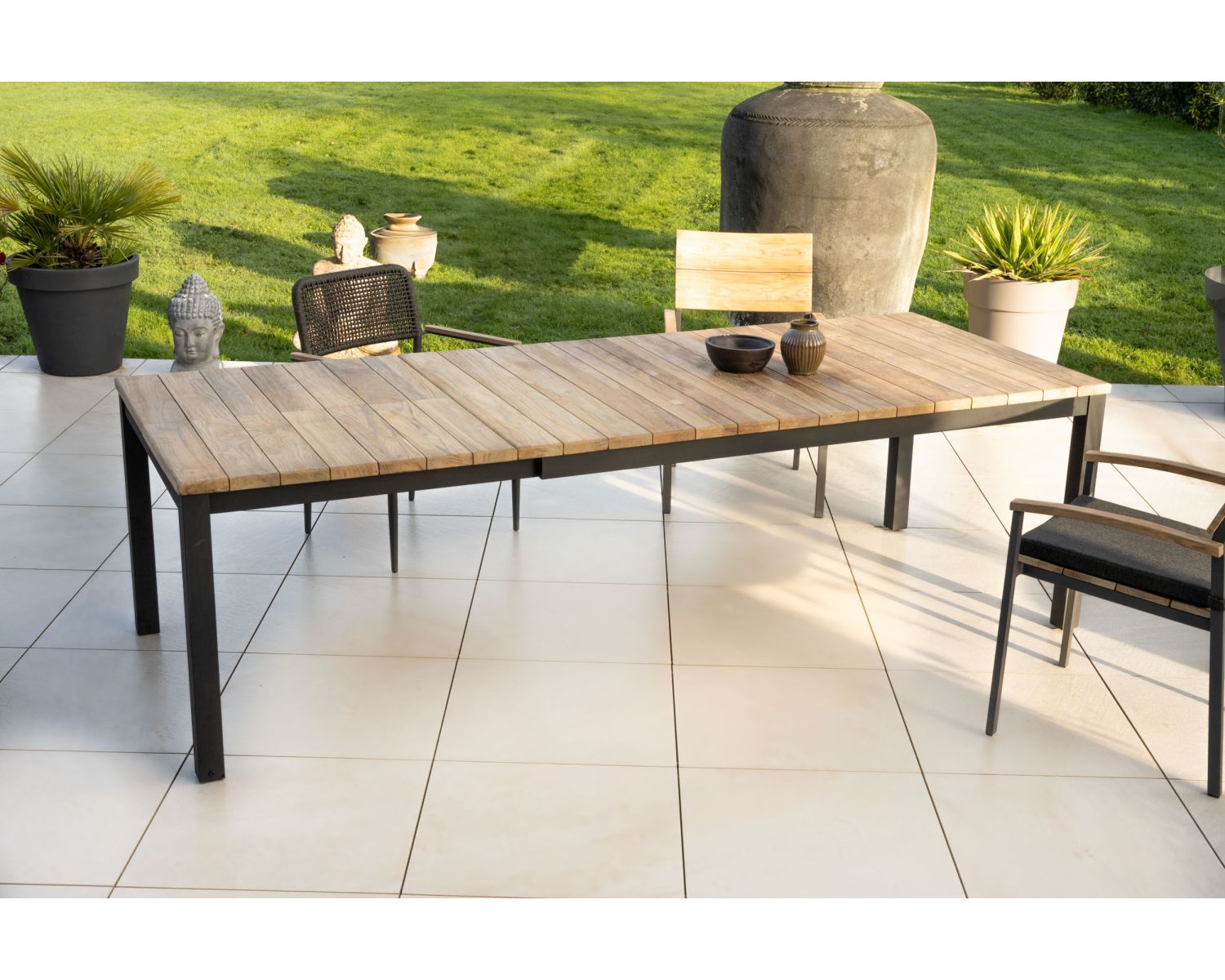 Tavolo da giardino allungabile "Ozone" da 180 a 260 cm in teak e alluminio nero