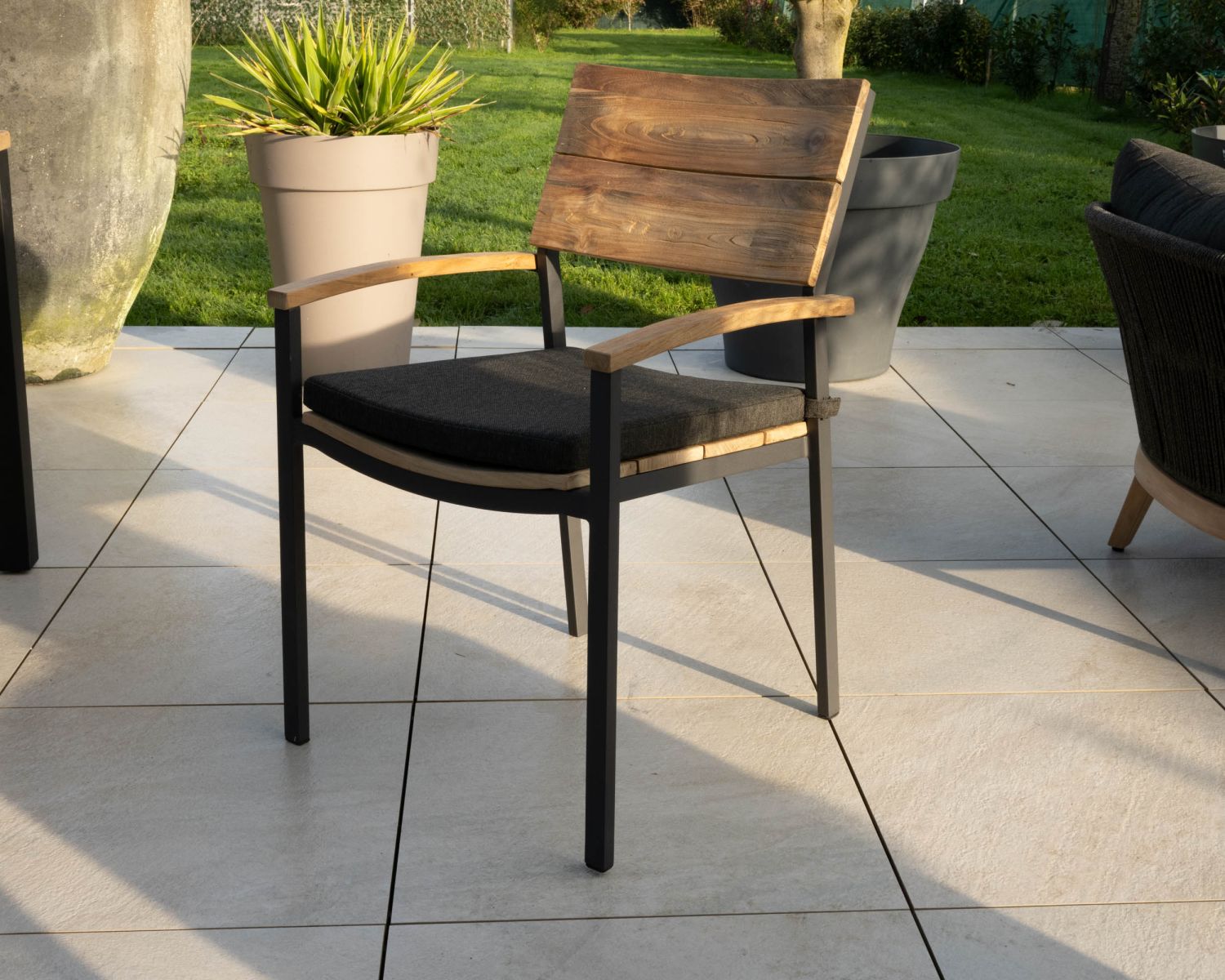 Chair'ming" è una sedia da giardino di alta gamma in teak e alluminio con cuscino in tessuto grigio