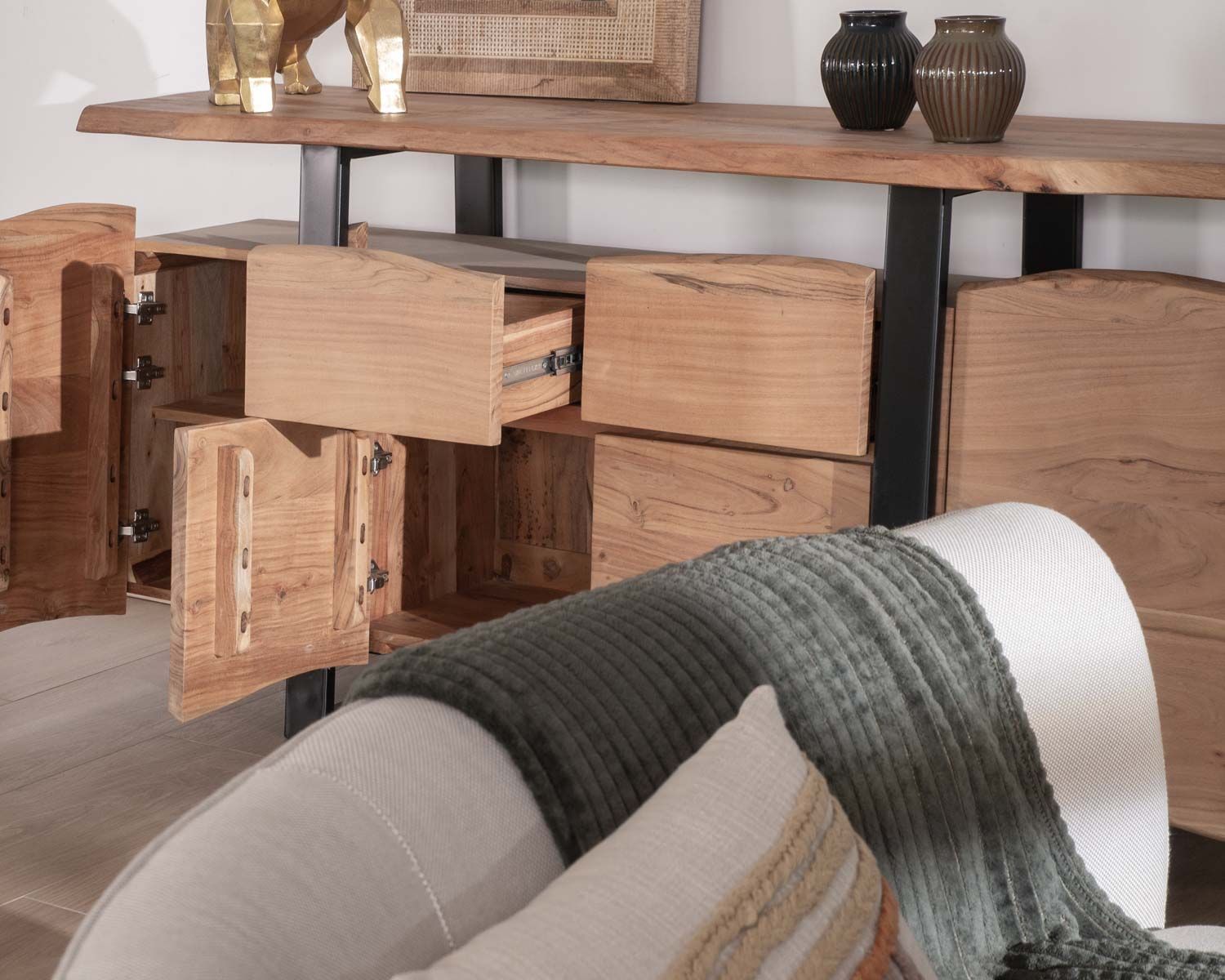 Credenza "Zen Black" con cassetti in legno massello naturale